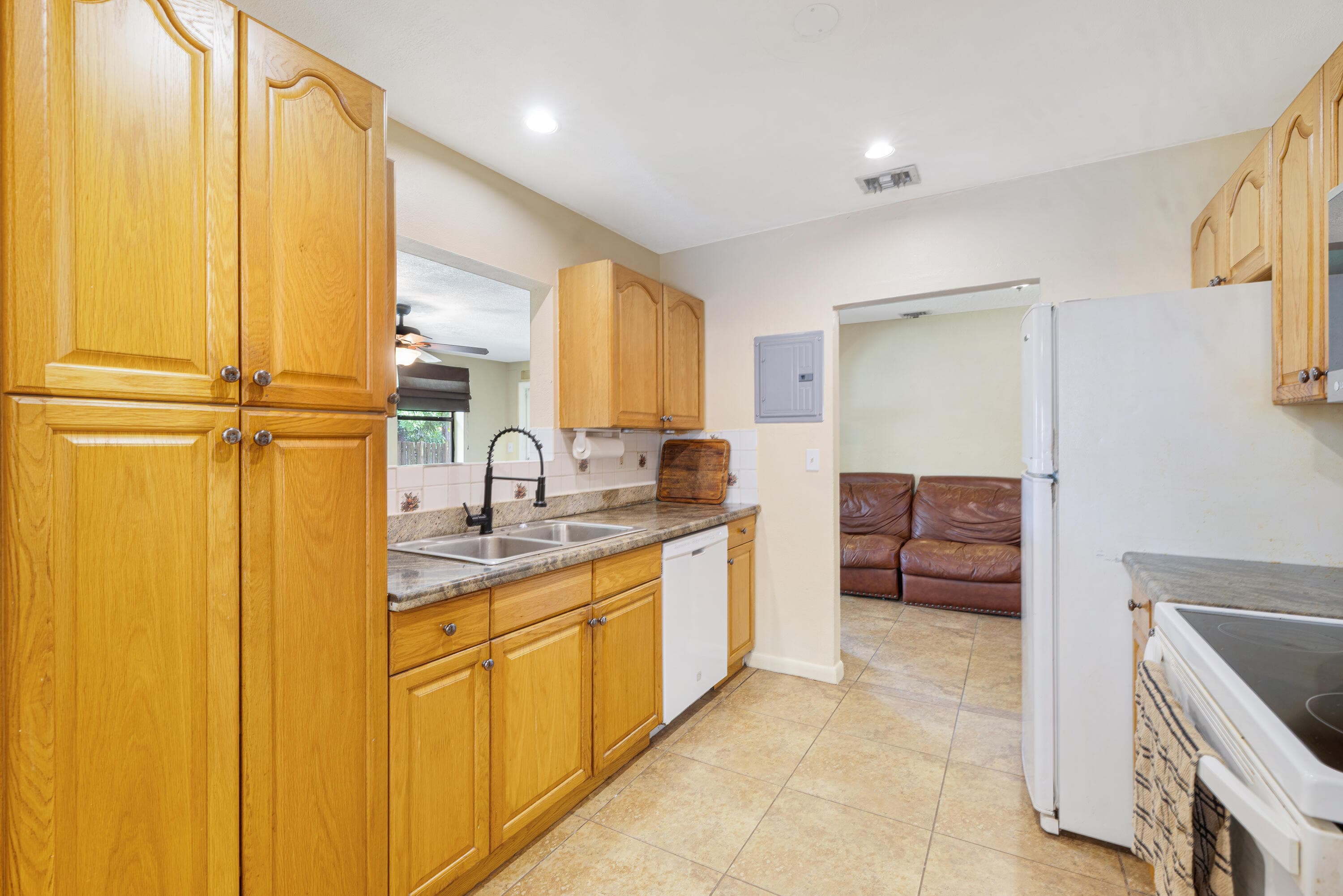 713 NE 35th Street, Oakland Park, FL 33334 — photo 14 of 23