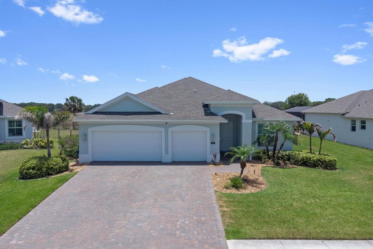 7203 33rd Square, Vero Beach, FL 32967 — photo 1 of 38