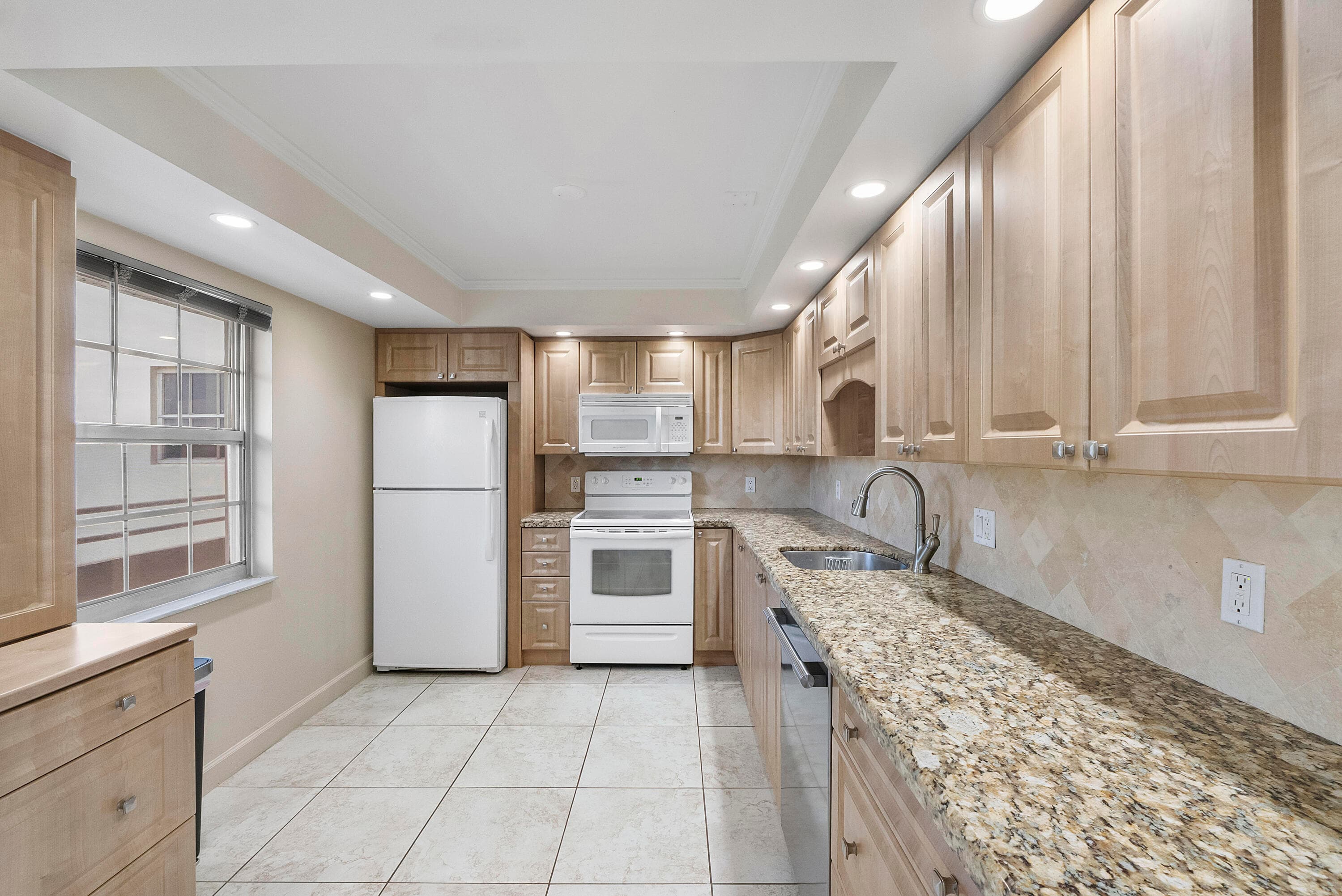 3900 Oaks Clubhouse Drive 411, Pompano Beach, FL 33069 — photo 6 of 21