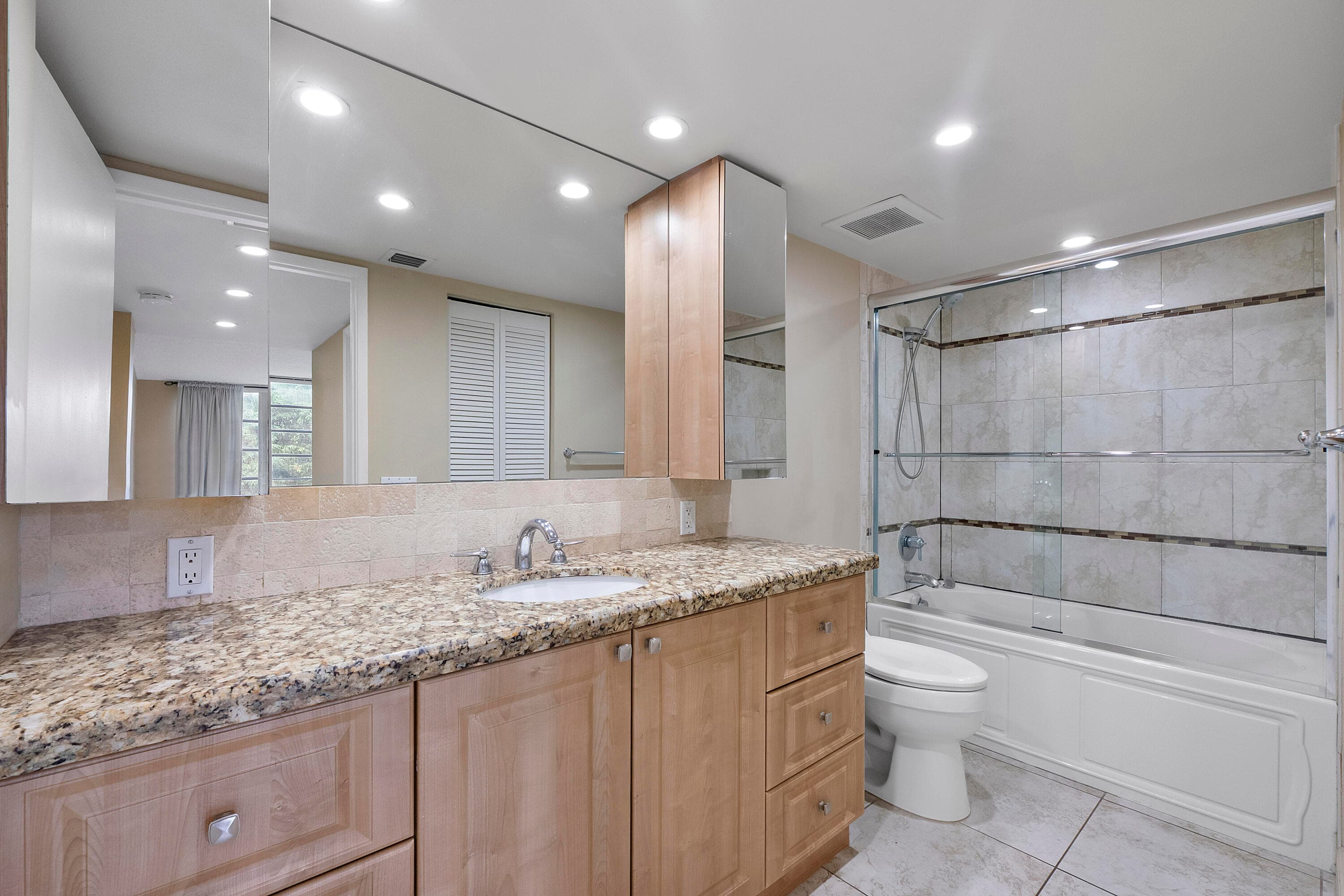 3900 Oaks Clubhouse Drive 411, Pompano Beach, FL 33069 — photo 10 of 21