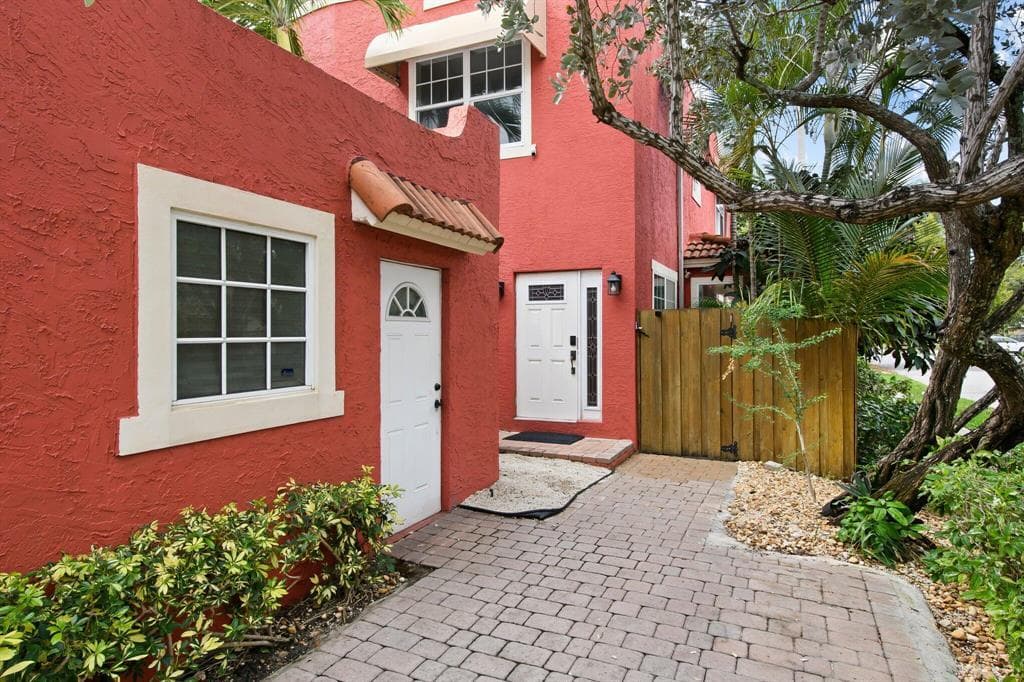 645 NW 2nd Avenue, Fort Lauderdale, FL 33311 — photo 1 of 29