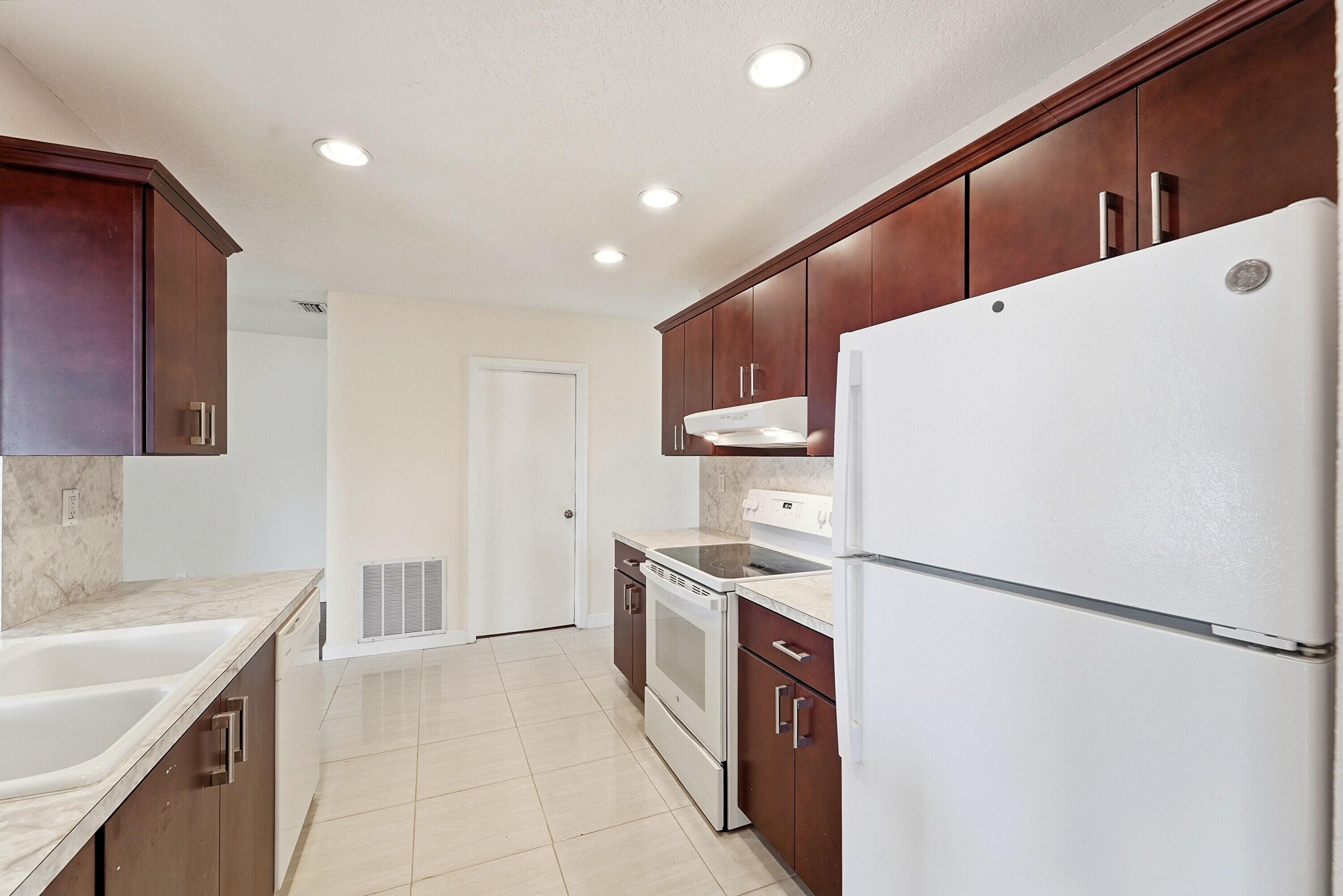 8304 NW 59th Street, Tamarac, FL 33321 — photo 7 of 37