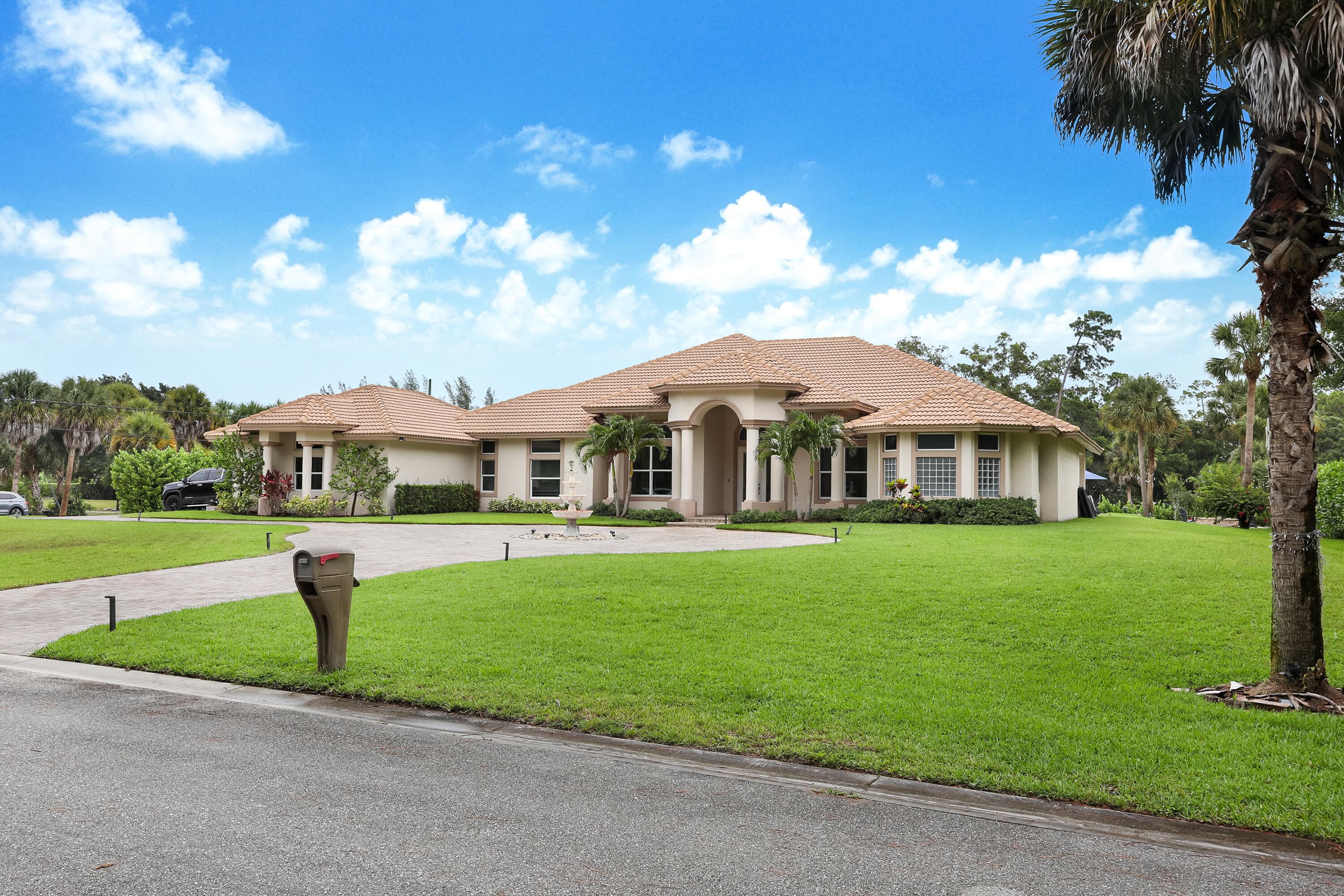 142 Brynhurst Court, West Palm Beach, FL 33413 — photo 1 of 43