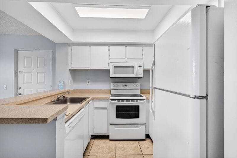 738 Executive Center Drive 21, West Palm Beach, FL 33401 — photo 3 of 32