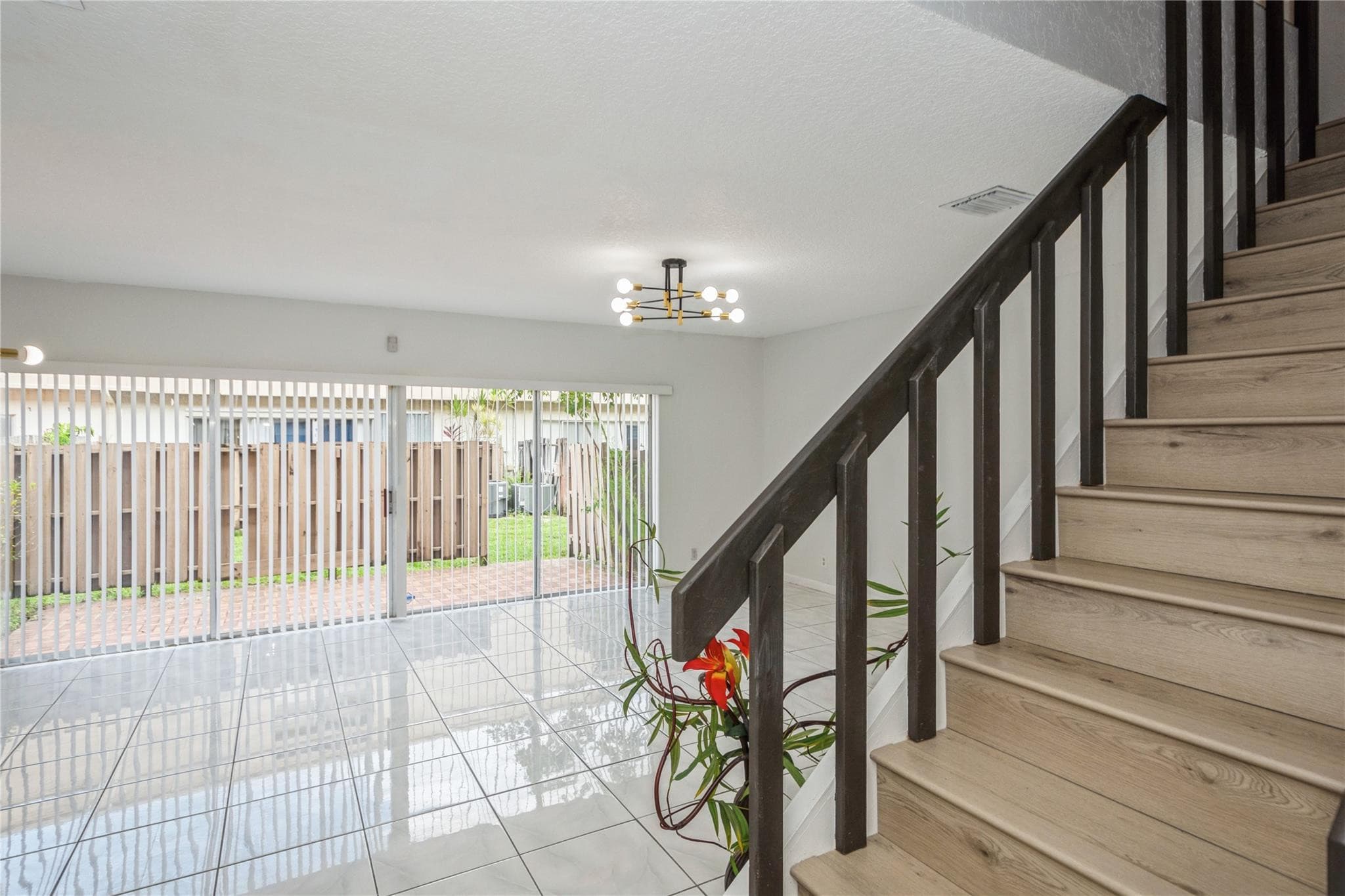8208 NW 8th Place NW, Plantation, FL 33324 — photo 4 of 34