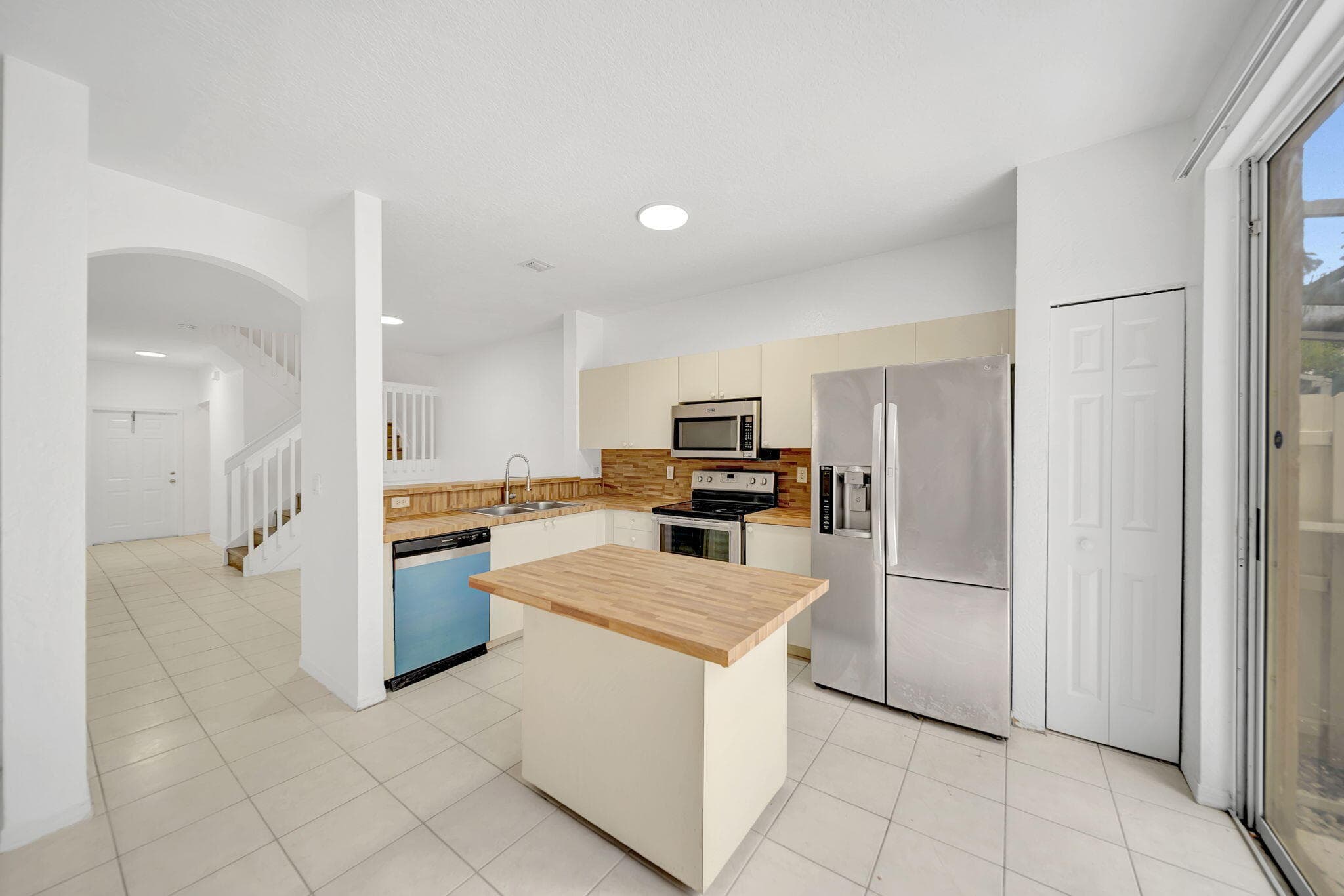 3970 NW 90th Way, Sunrise, FL 33351 — photo 8 of 34