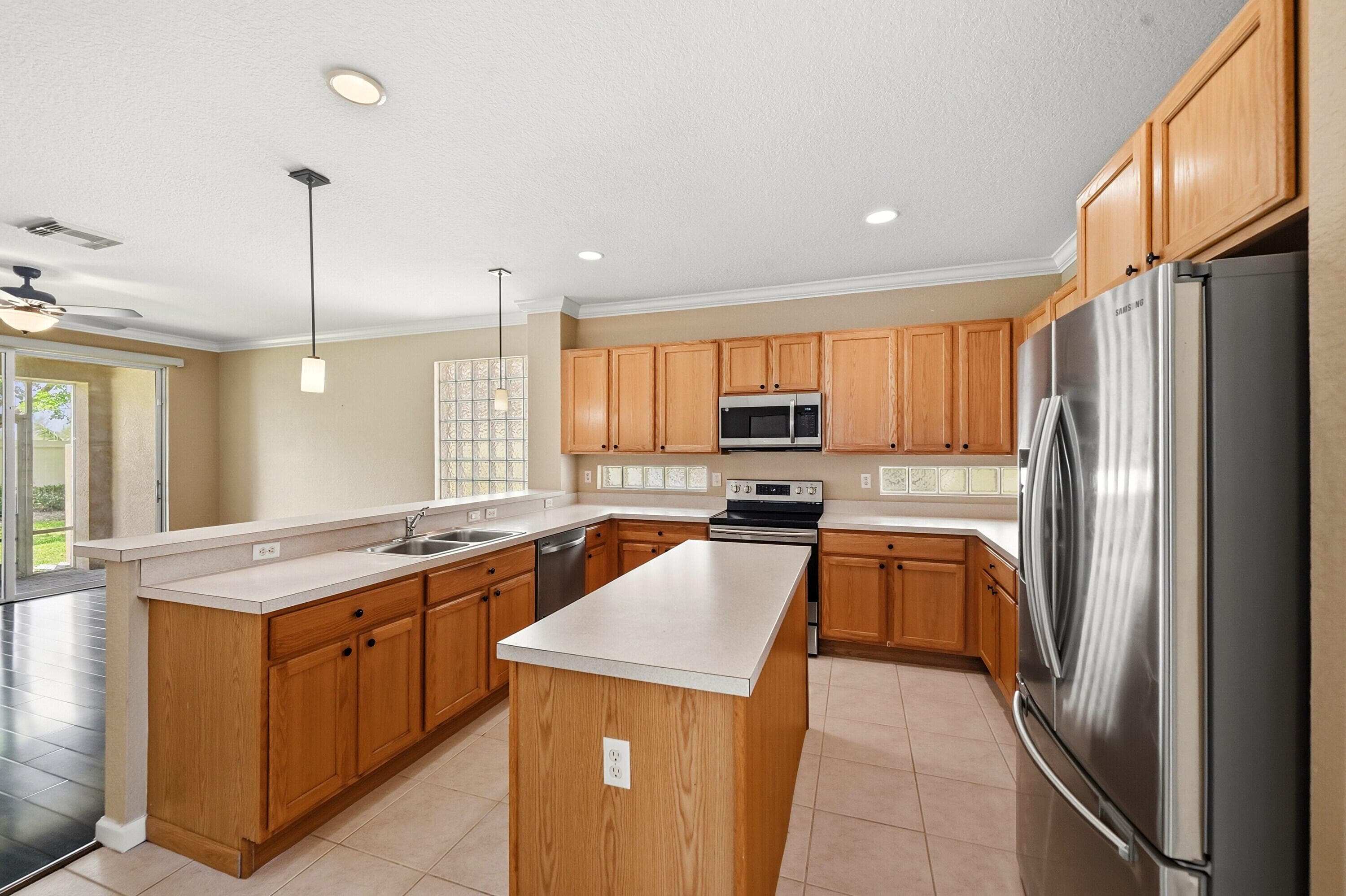 421 Gazetta Way, West Palm Beach, FL 33413 — photo 11 of 67