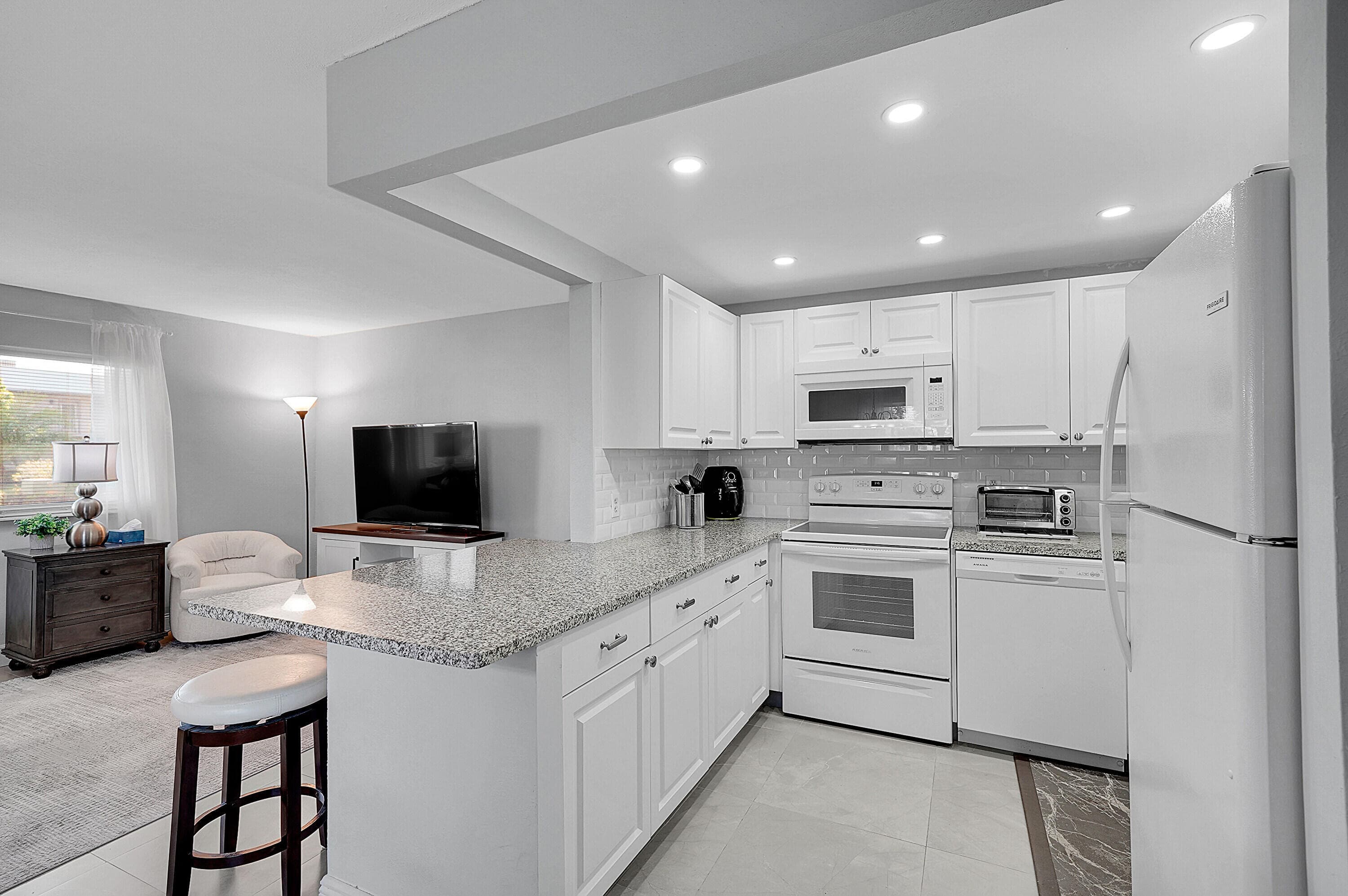 646 Flanders N, Delray Beach, FL 33484 — photo 10 of 28