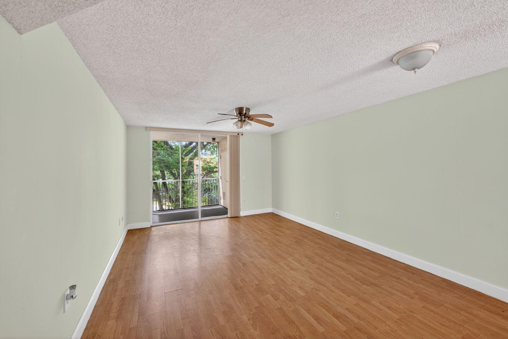 8373 Lake Drive Apt 307, Doral, FL 33166 — photo 3 of 11
