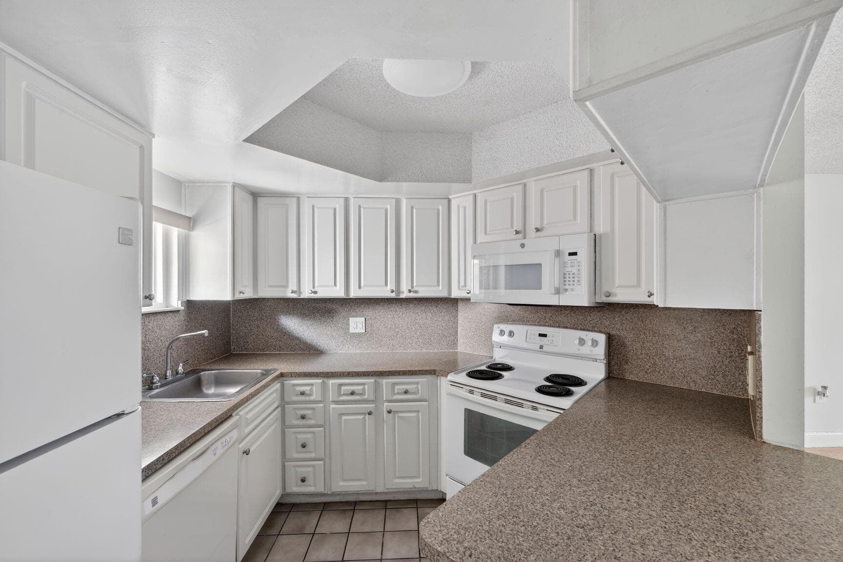 8373 Lake Drive Apt 307, Doral, FL 33166 — photo 5 of 11