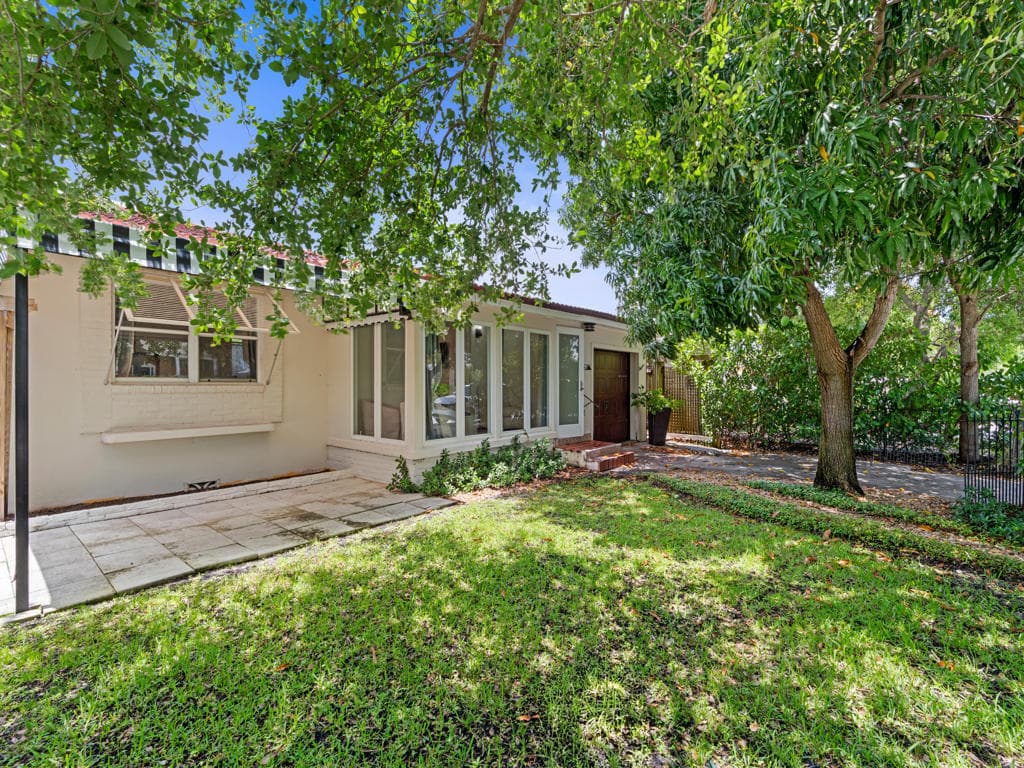 1615 N Lakeside Drive, Lake Worth Beach, FL 33460 — photo 4 of 25