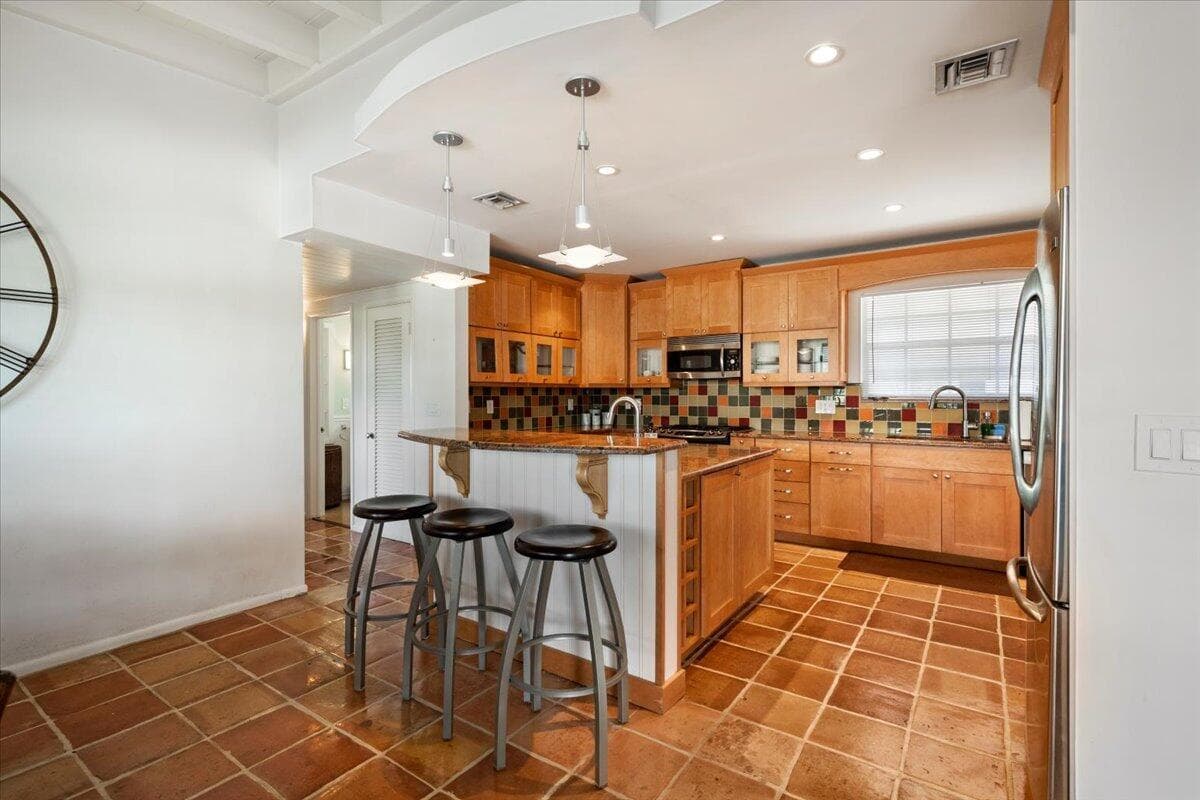 2201 N Lakeside Drive, Lake Worth Beach, FL 33460 — photo 7 of 29
