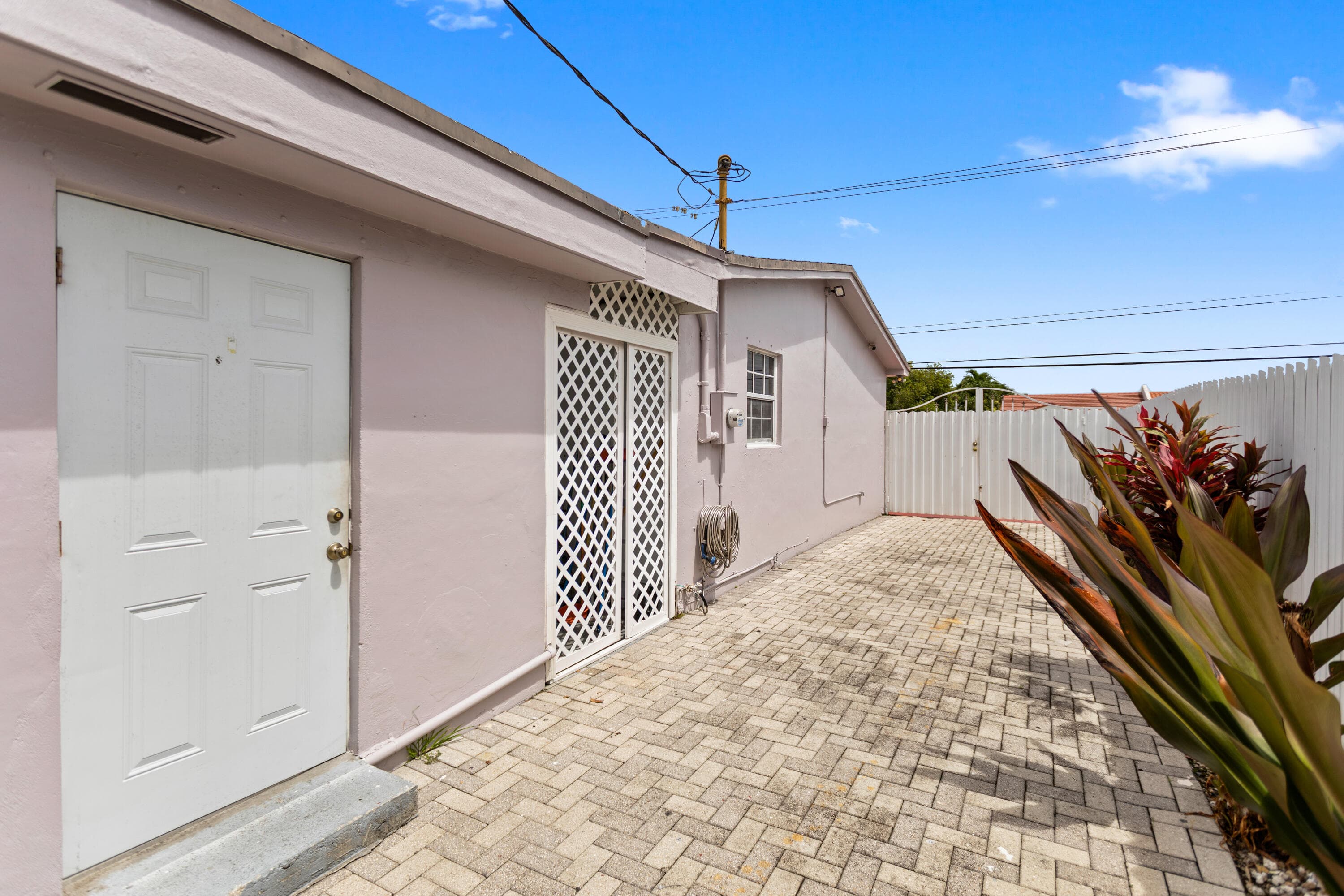 1450 W 37th Street, Hialeah, FL 33012 — photo 4 of 61