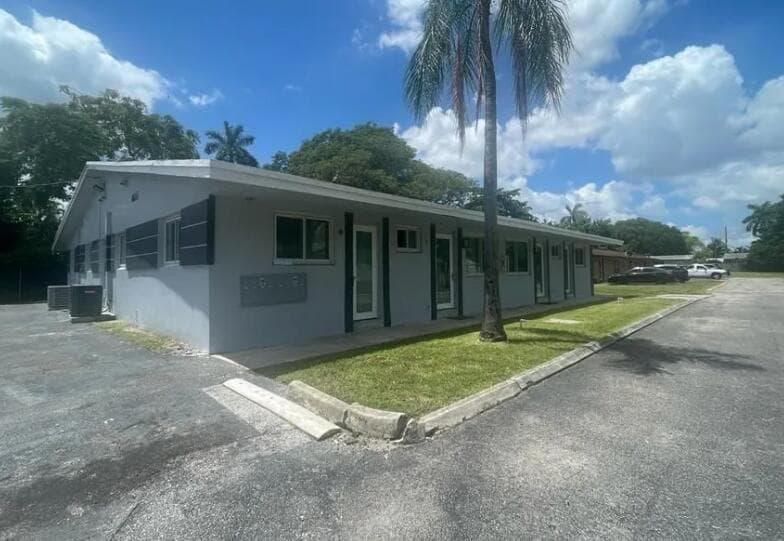 4665 SW 33rd Avenue, Fort Lauderdale, FL 33312 — photo 1 of 16