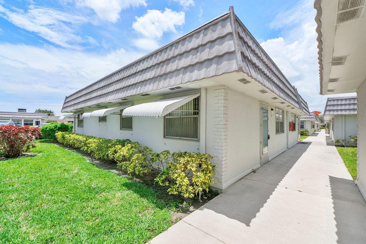 9 Valencia Trail, Delray Beach, FL 33446 — photo 1 of 37
