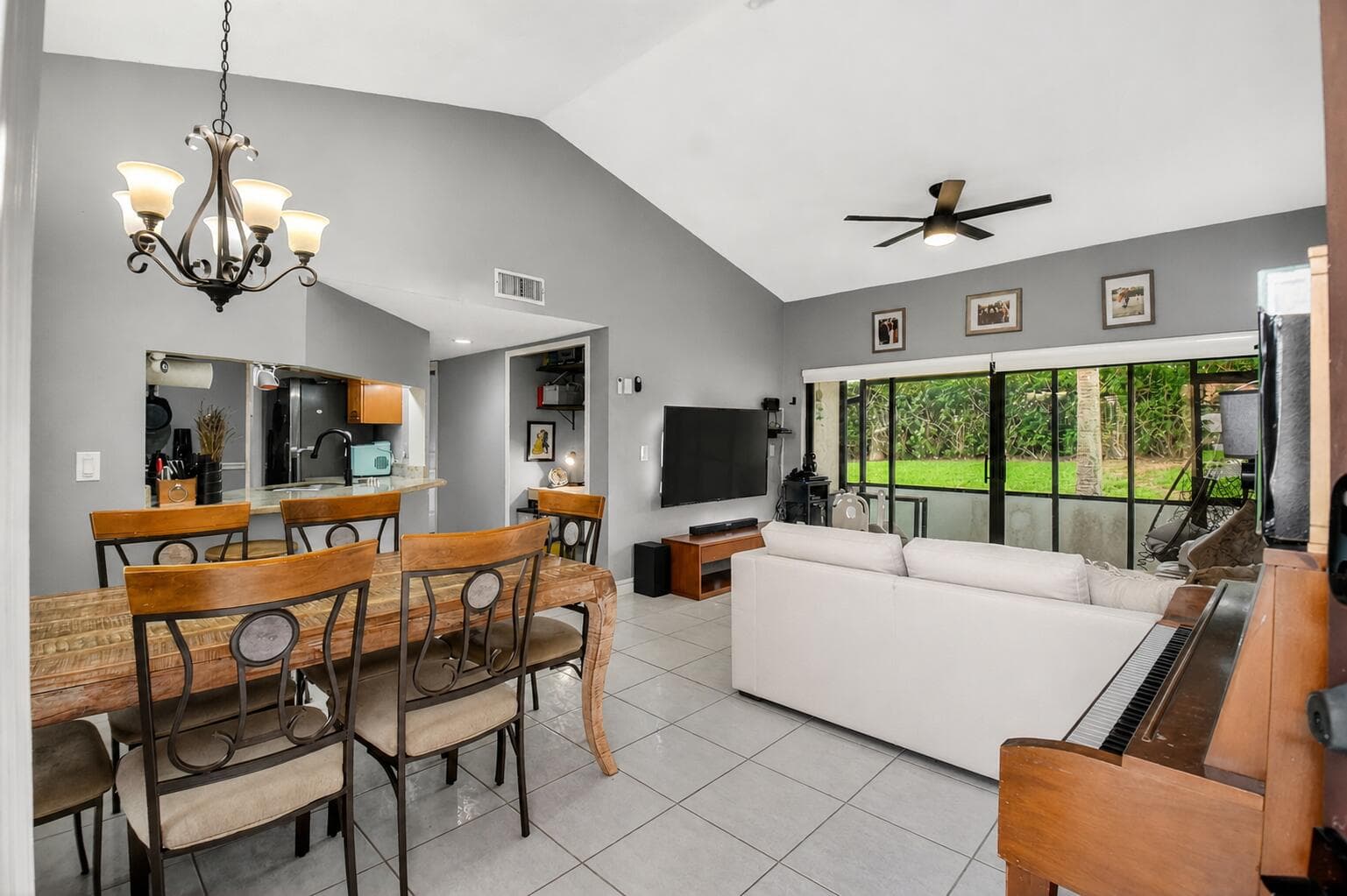 14 Via De Casas Sur 104, Boynton Beach, FL 33426 — photo 3 of 37