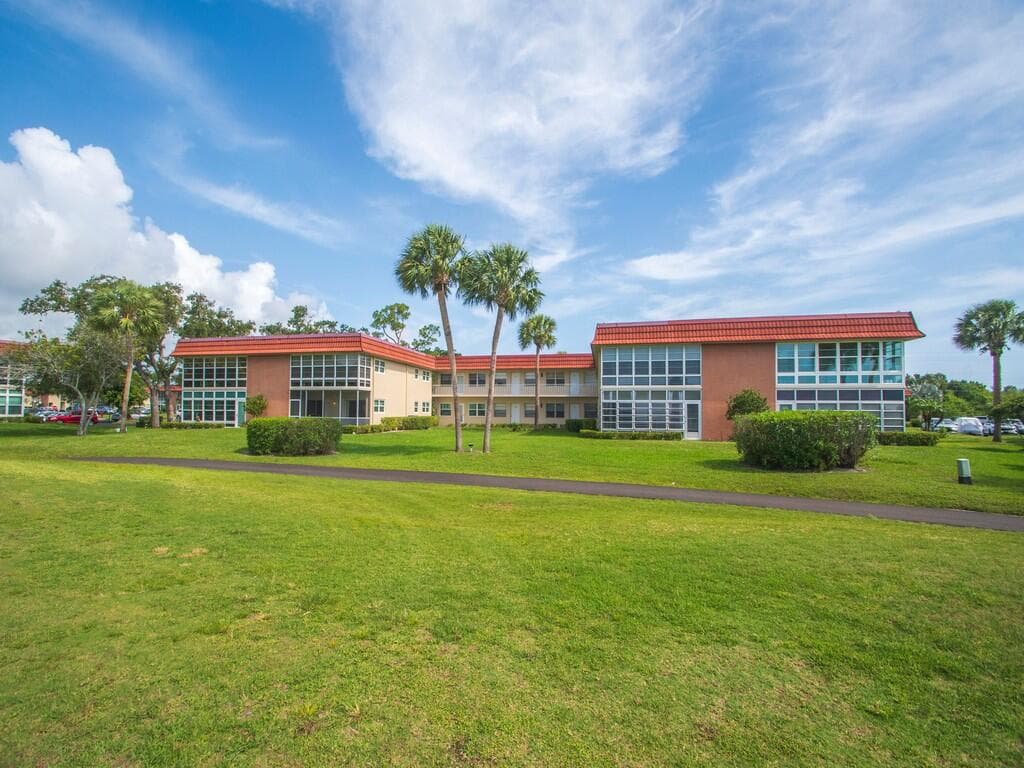 105 Spring Lake Court 102, Vero Beach, FL 32962 — photo 3 of 36