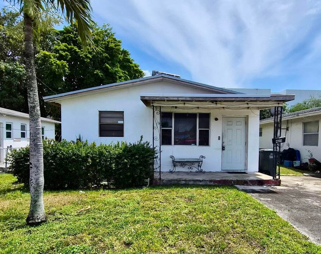 425 NW 6th Street, Hallandale Beach, FL 33009 — photo 1 of 4