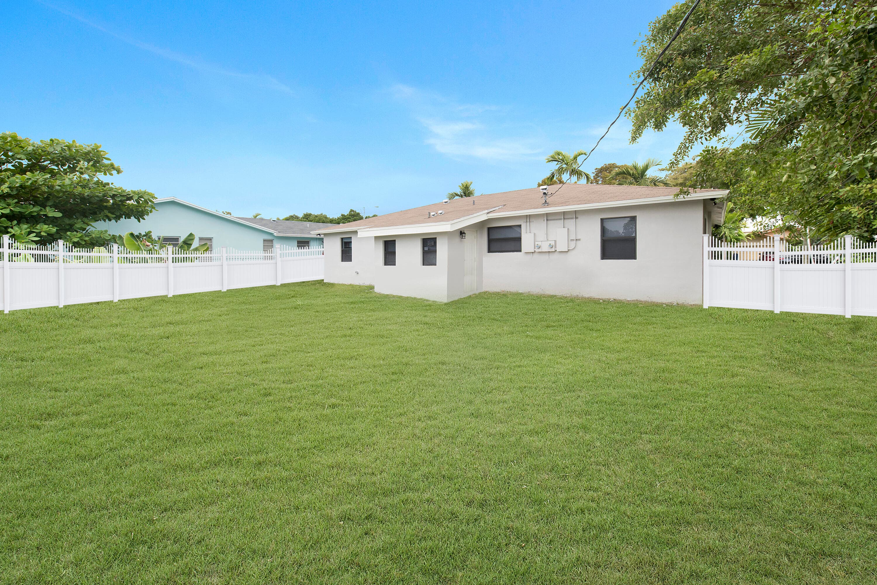 814 NE 8th Street, Hallandale Beach, FL 33009 — photo 4 of 25