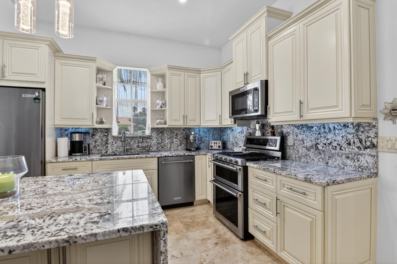 32 Monterey Pointe Drive, Palm Beach Gardens, FL 33418 — photo 13 of 65