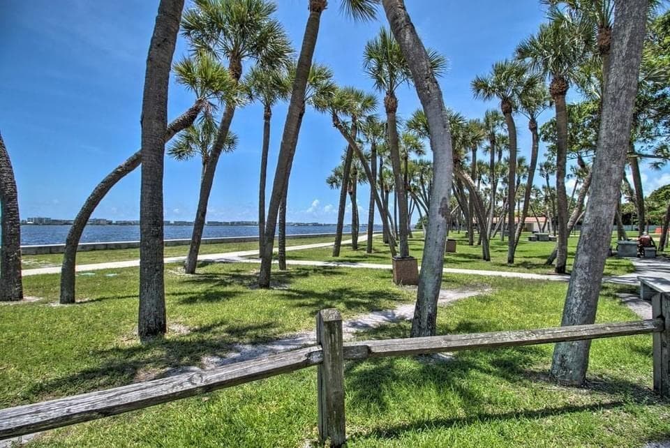 407 S Lakeside Drive, Lake Worth Beach, FL 33460 — photo 2 of 9