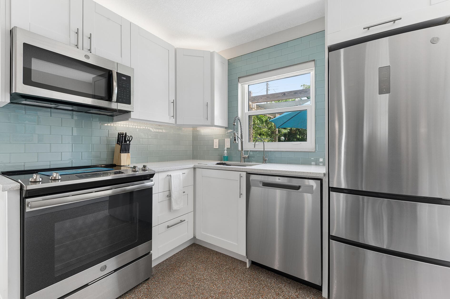 127 SW 10th Avenue, Boynton Beach, FL 33435 — photo 12 of 18