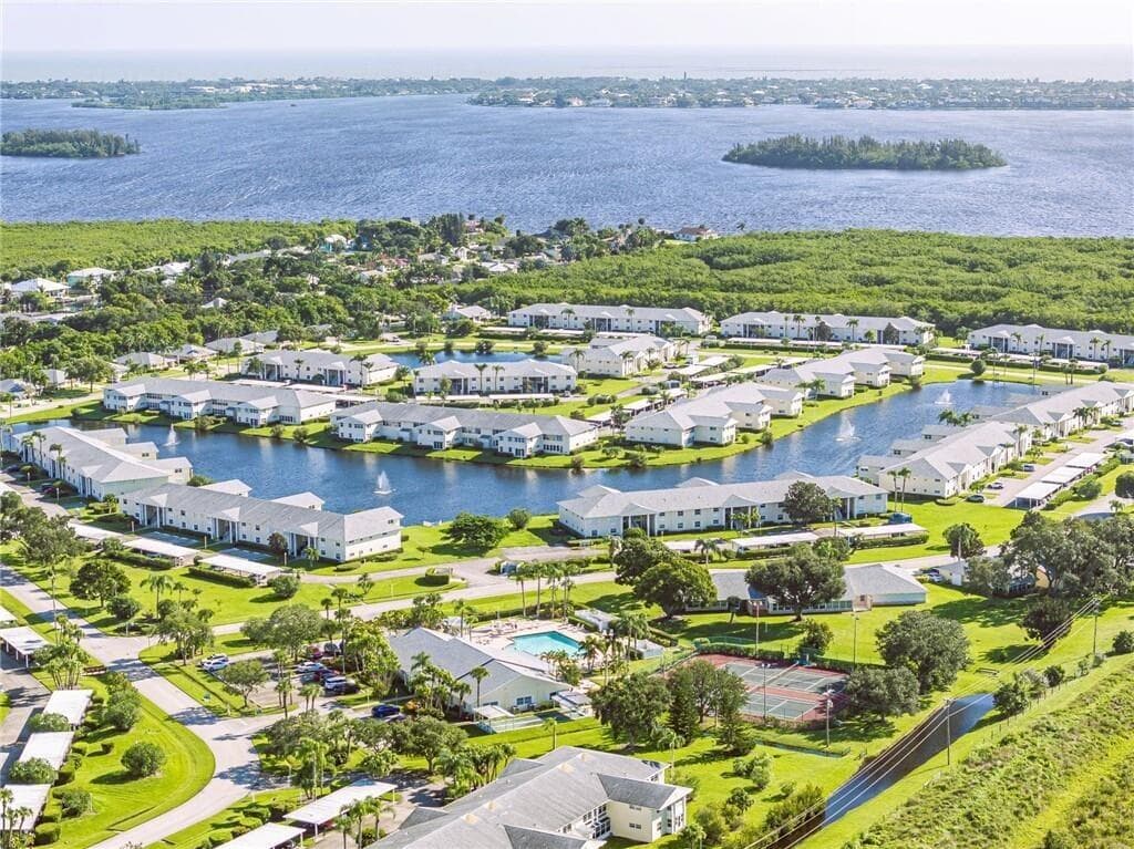 464 Grove Isle Circle 464, Vero Beach, FL 32962 — photo 1 of 37