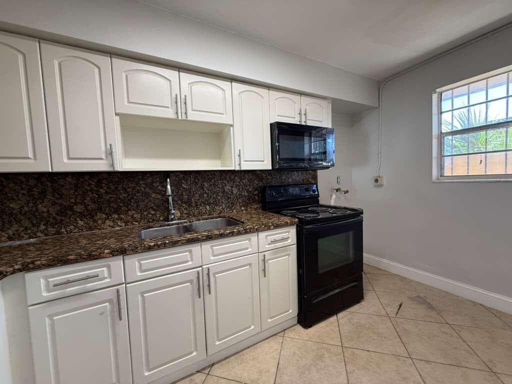 516 NW 179th Street, Miami Gardens, FL 33169 — photo 5 of 19