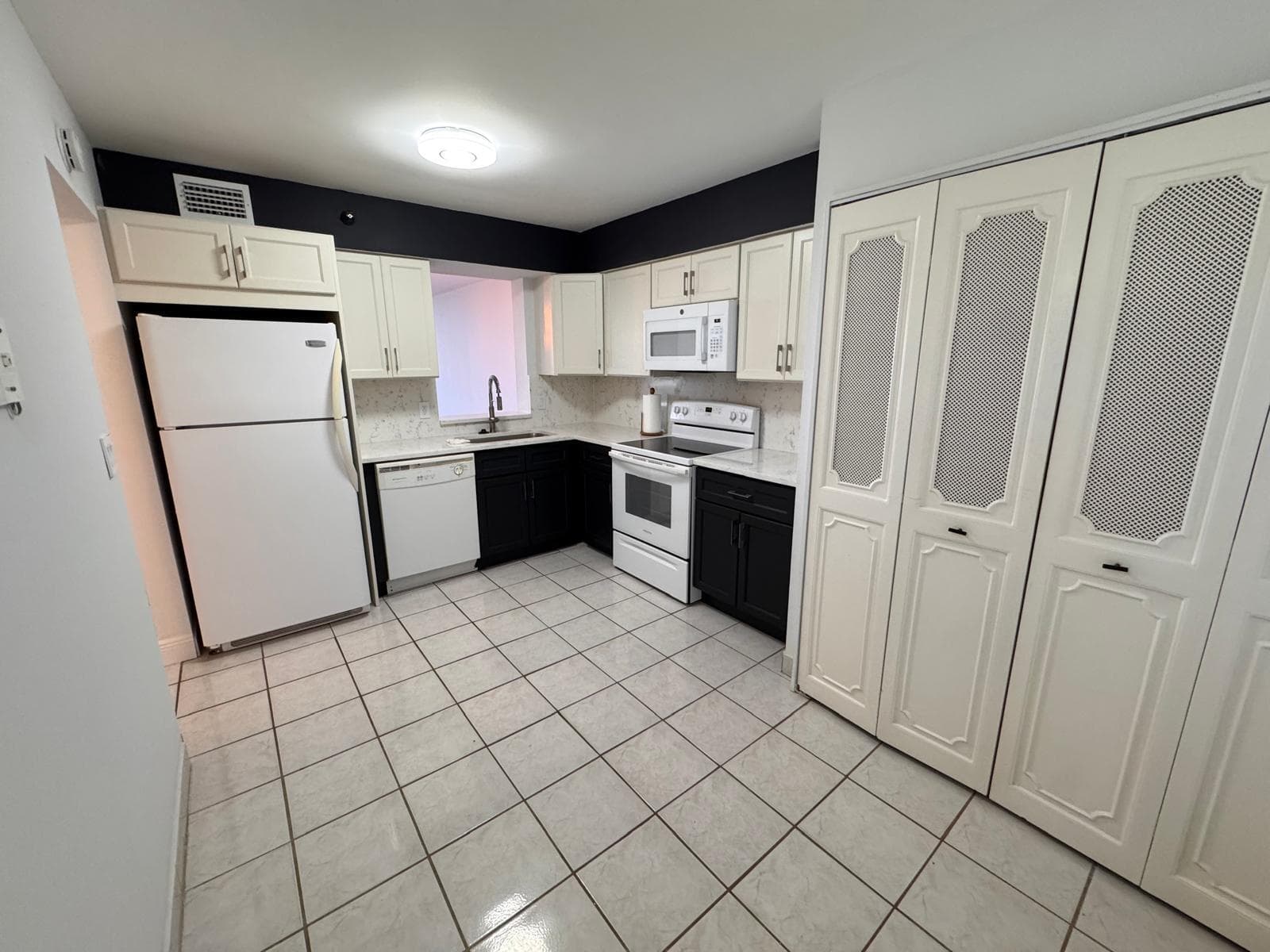 4570 NW 18th Avenue 605, Deerfield Beach, FL 33064 — photo 4 of 38