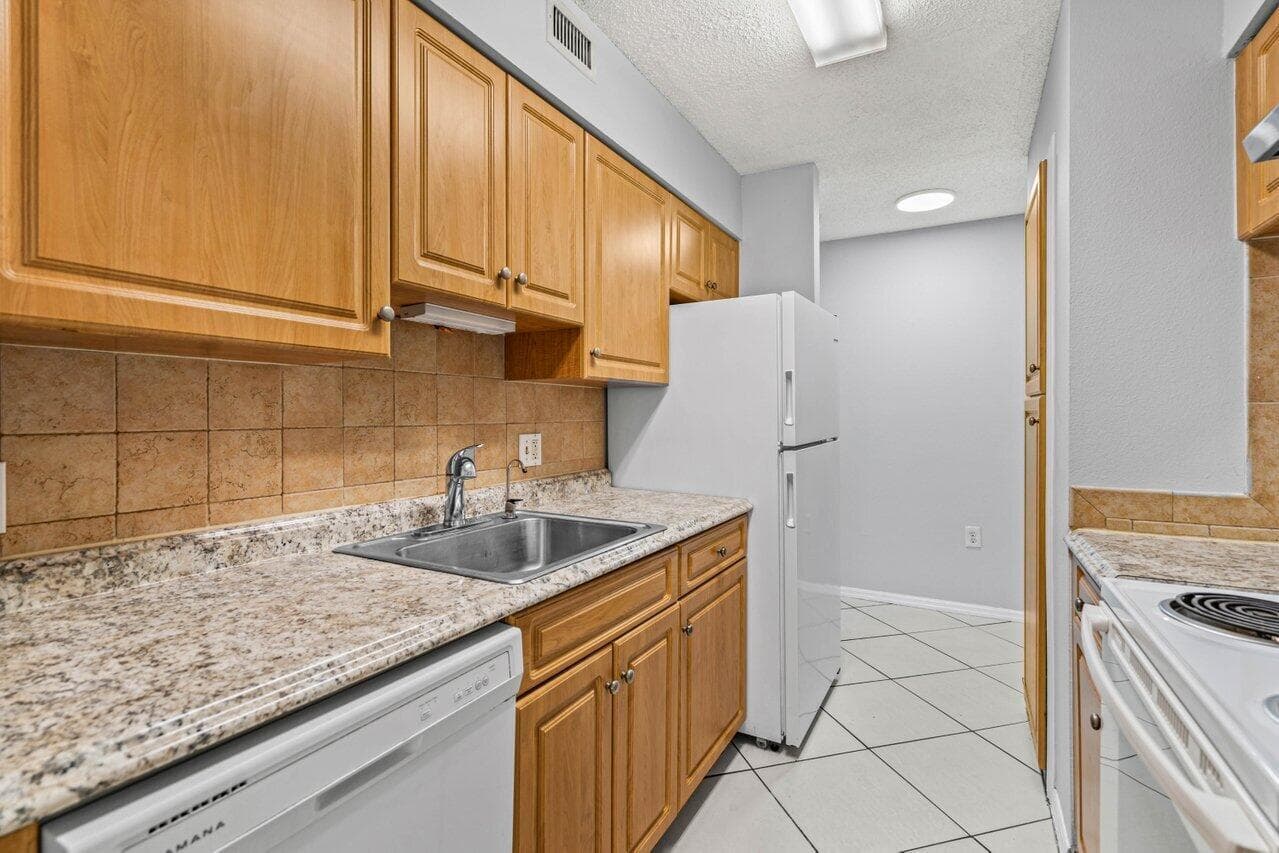 2305 N Congress Avenue 18, Boynton Beach, FL 33426 — photo 8 of 26