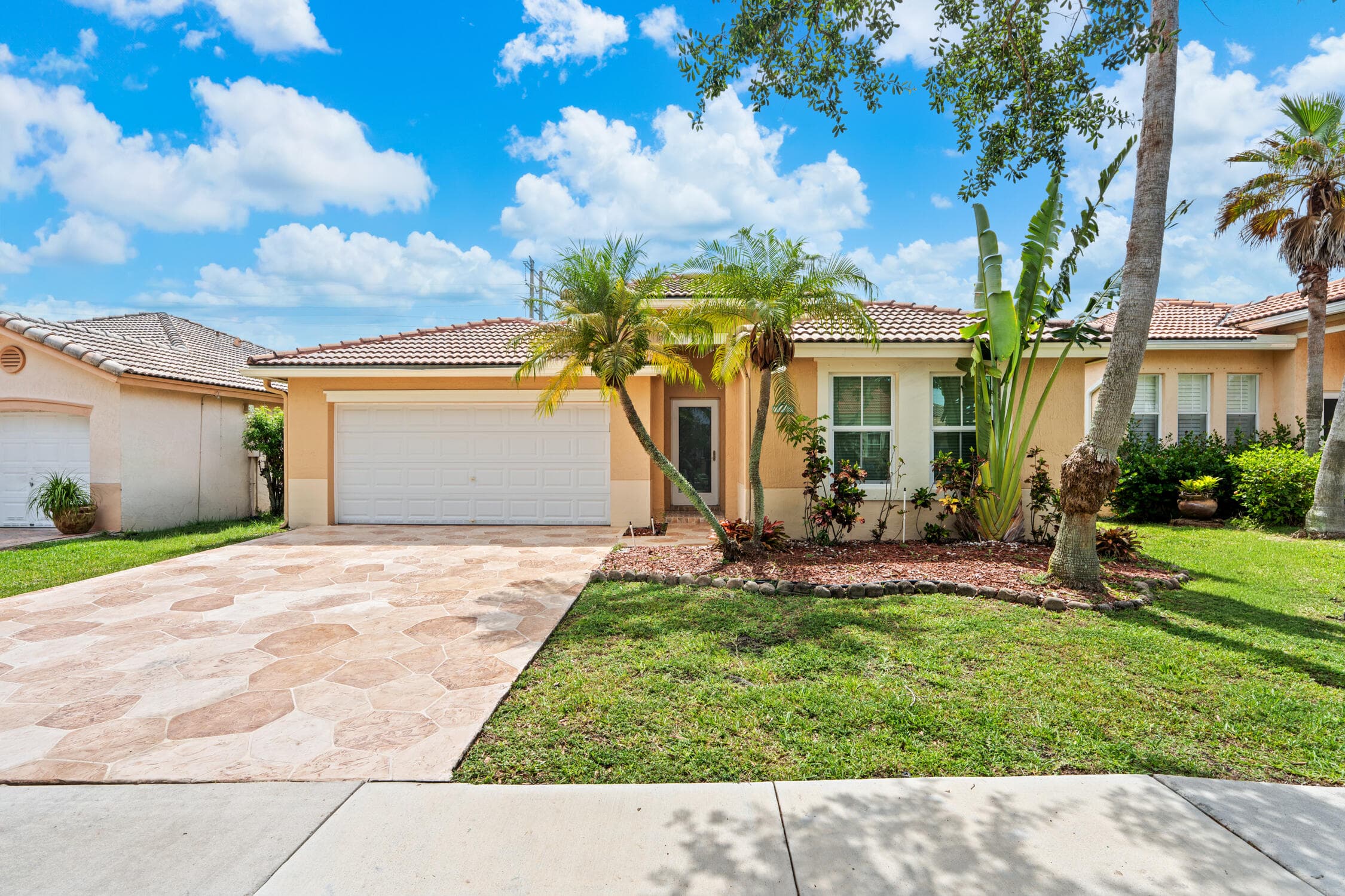 376 E Royal Cove Circle, Davie, FL 33325 — photo 3 of 60