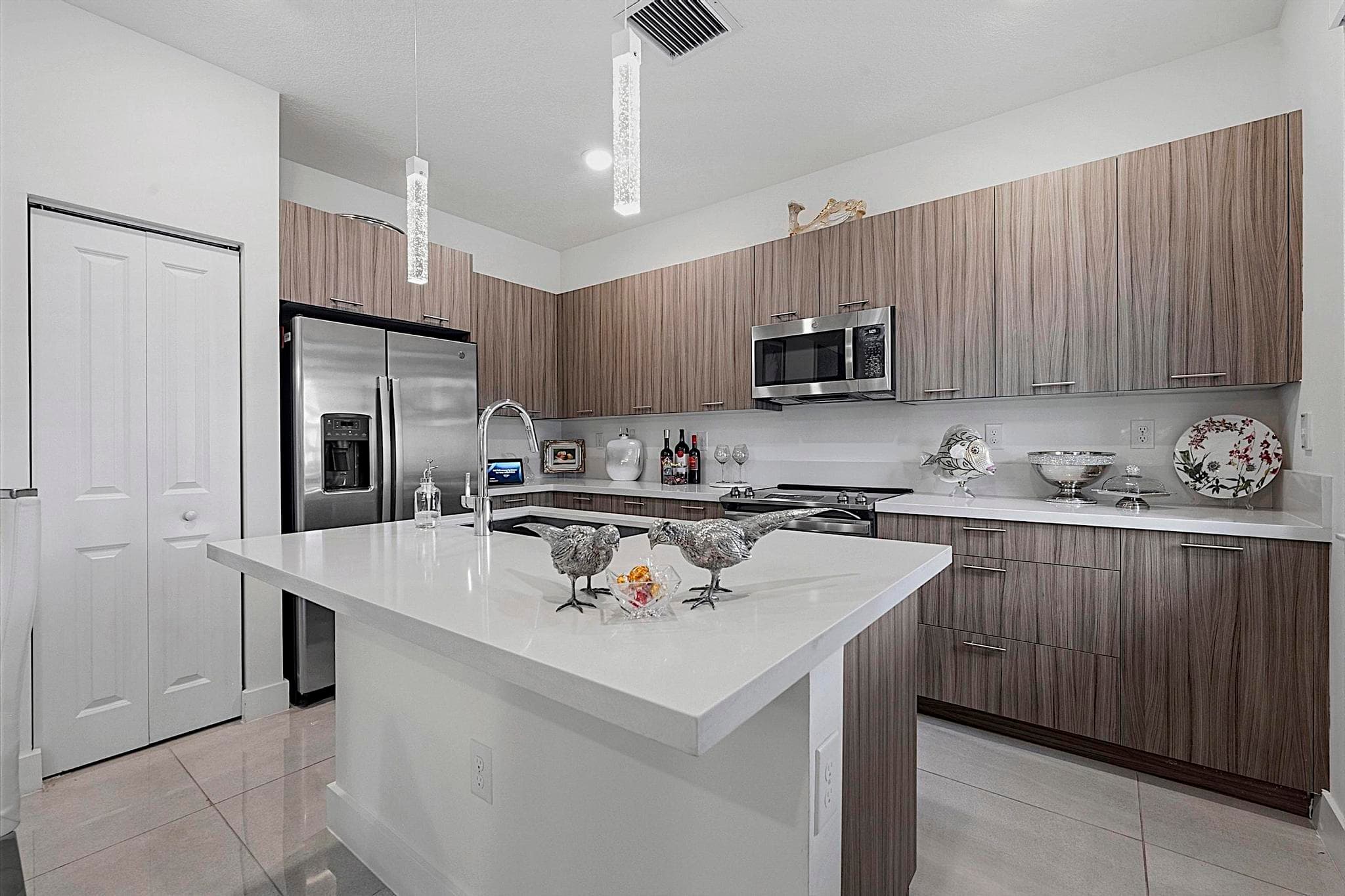 8321 Central Park Boulevard, Doral, FL 33166 — photo 10 of 81