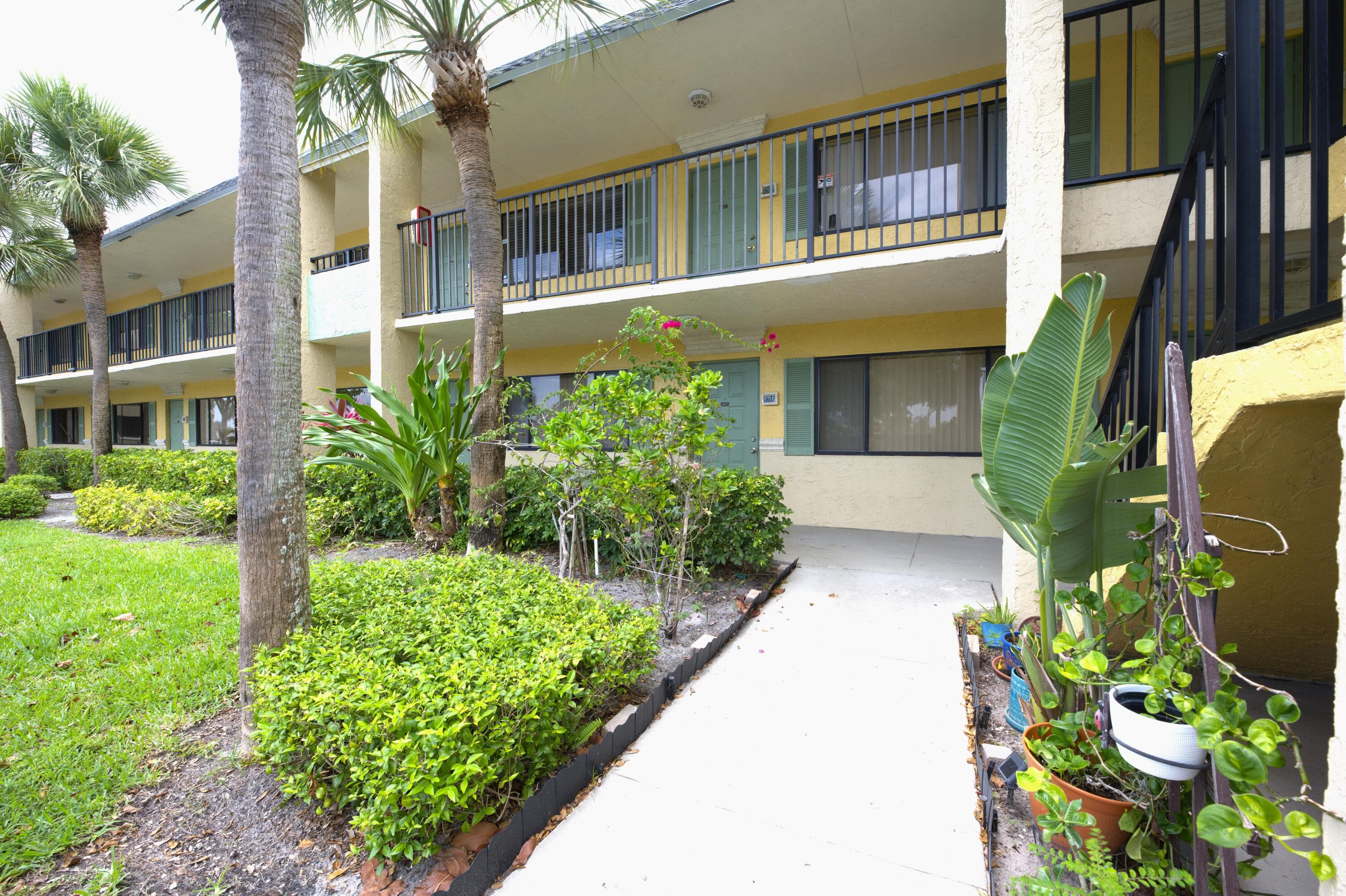1617 Meadows Circle W, Boynton Beach, FL 33436 — photo 2 of 28