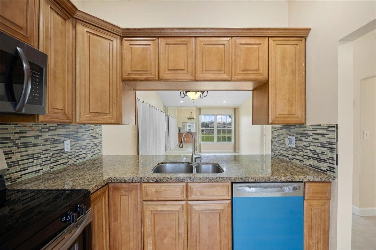 5540 S Lakewood Cir Circle S F, Margate, FL 33063 — photo 12 of 50