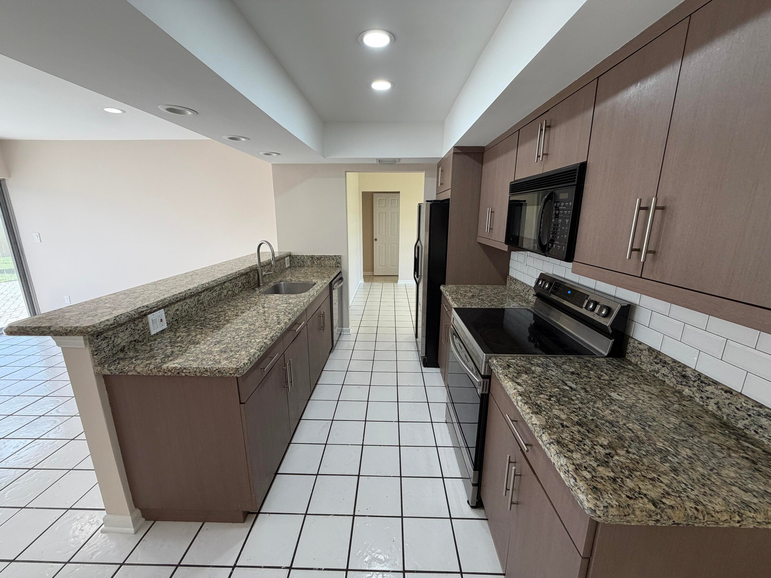 499 W Conference Drive, Boca Raton, FL 33486 — photo 8 of 31