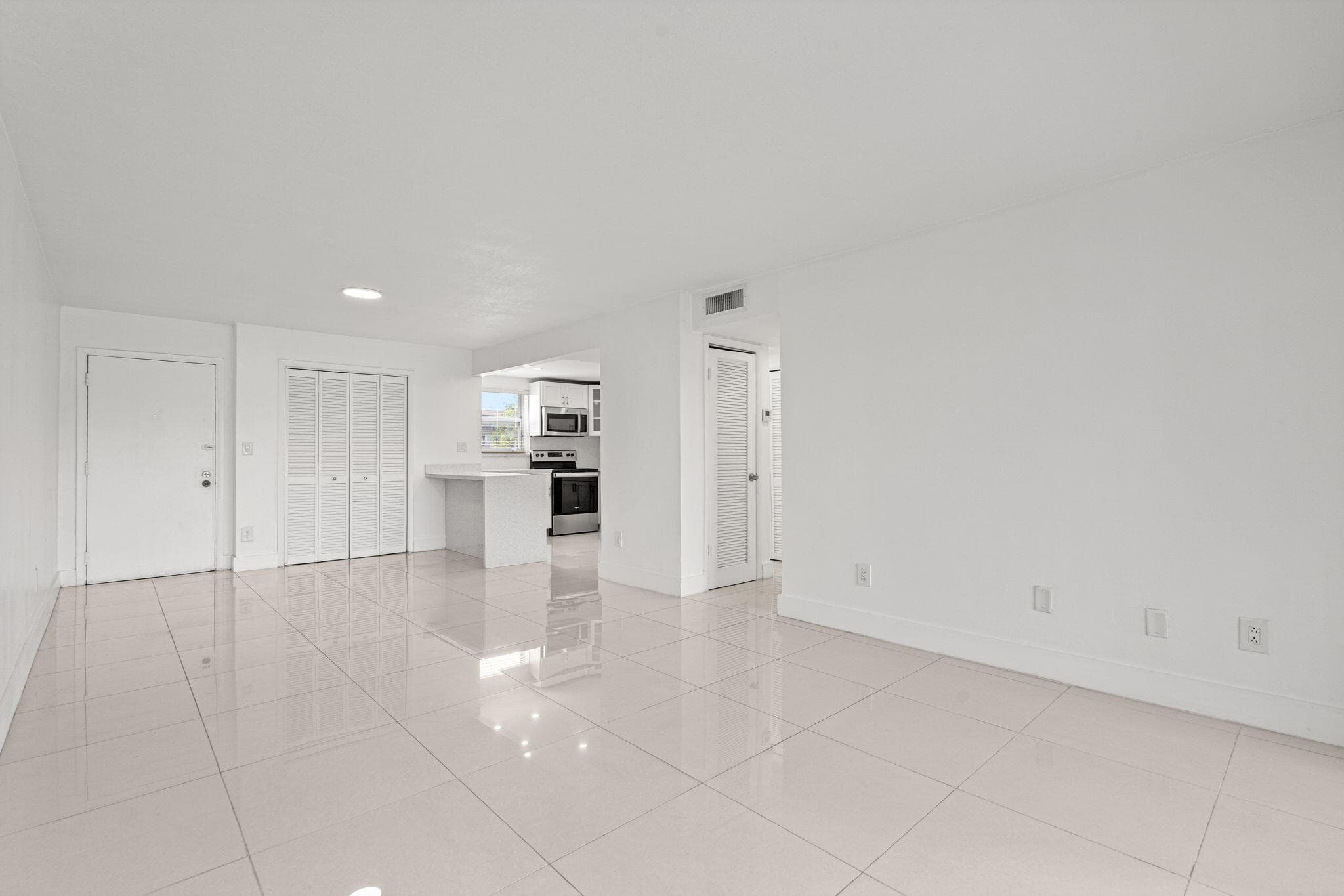 9170 Fontainebleau Boulevard 301, Miami, FL 33172 — photo 14 of 35