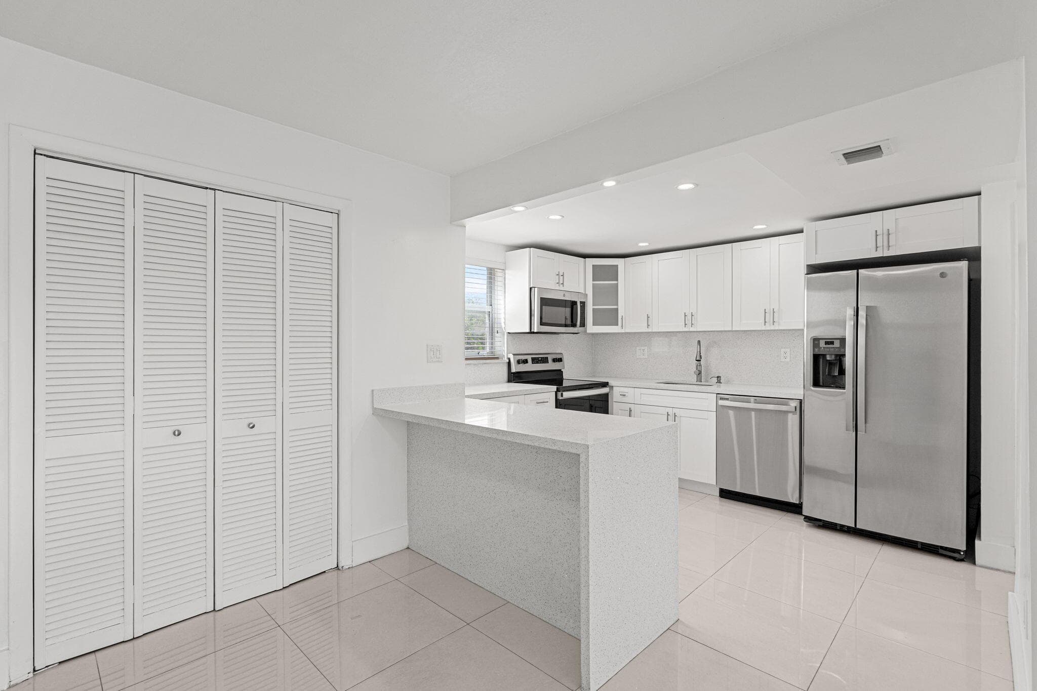 9170 Fontainebleau Boulevard 301, Miami, FL 33172 — photo 7 of 35