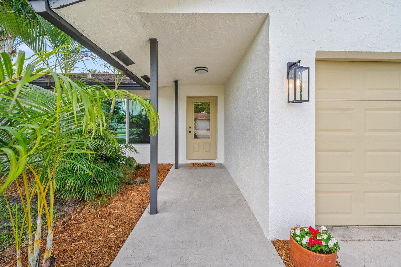 638 SW 4th Avenue, Boynton Beach, FL 33426 — photo 4 of 43