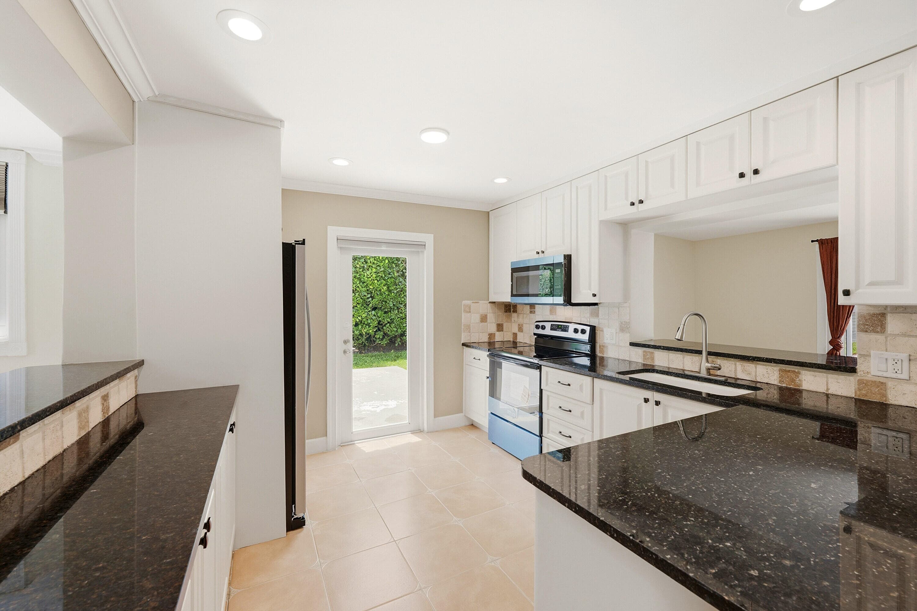 2811 NE 16th Street, Pompano Beach, FL 33062 — photo 9 of 54
