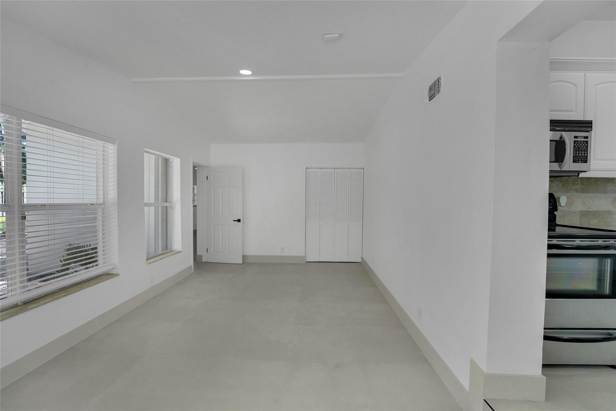 812 NE 4th Avenue, Pompano Beach, FL 33060 — photo 4 of 45