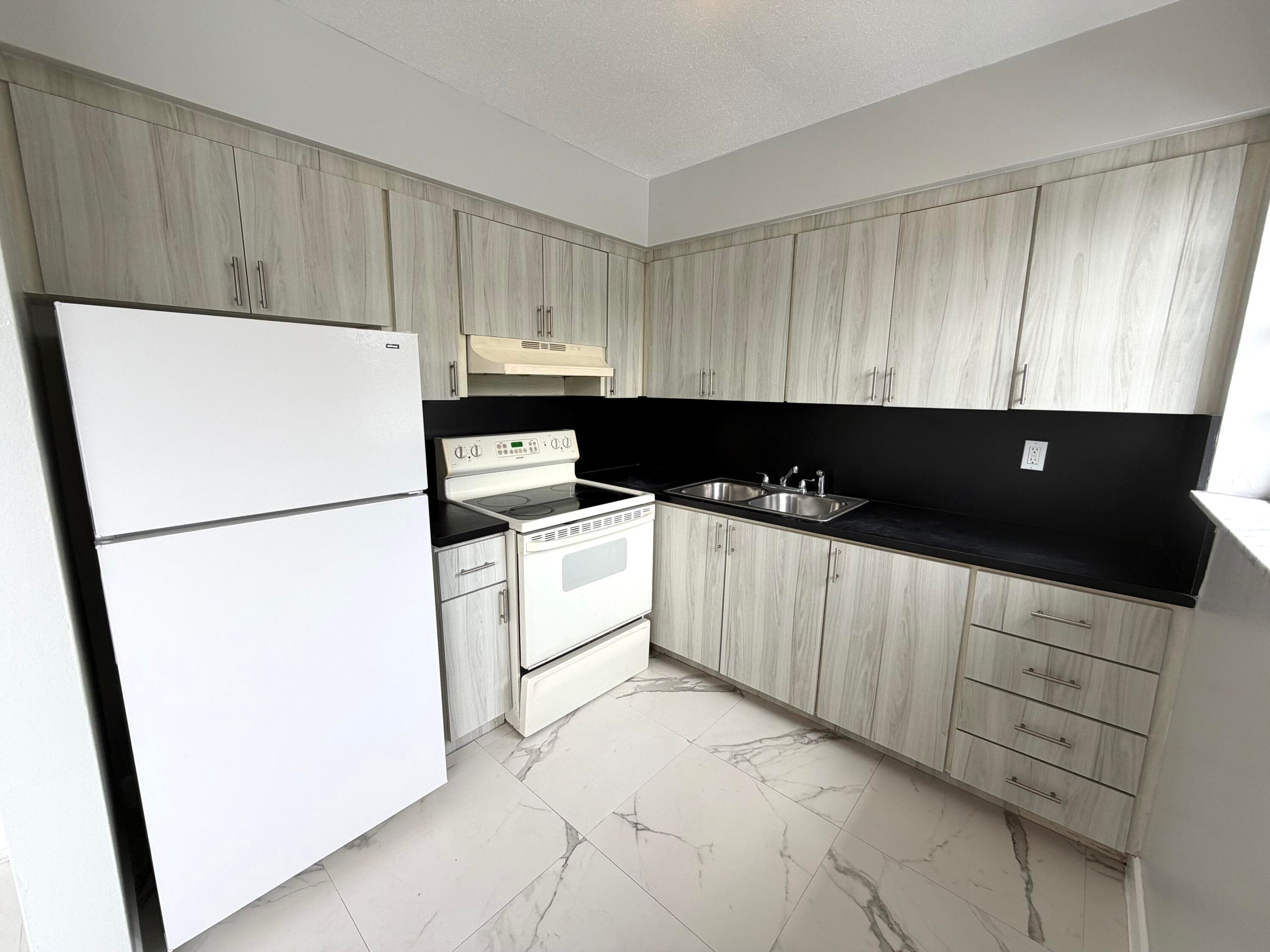 915 NE 8th Street 202, Hallandale Beach, FL 33009 — photo 5 of 10