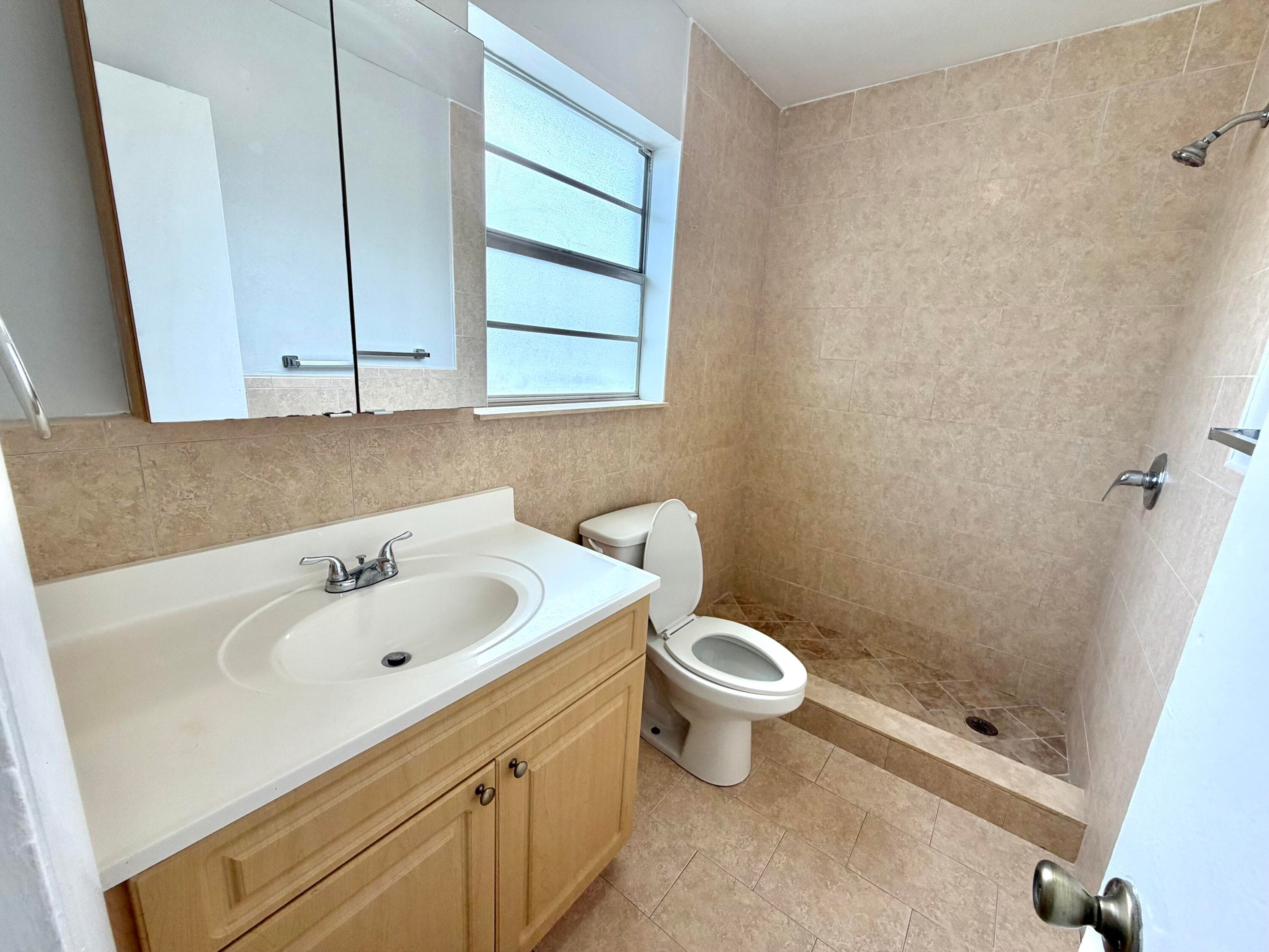 915 NE 8th Street 202, Hallandale Beach, FL 33009 — photo 10 of 10