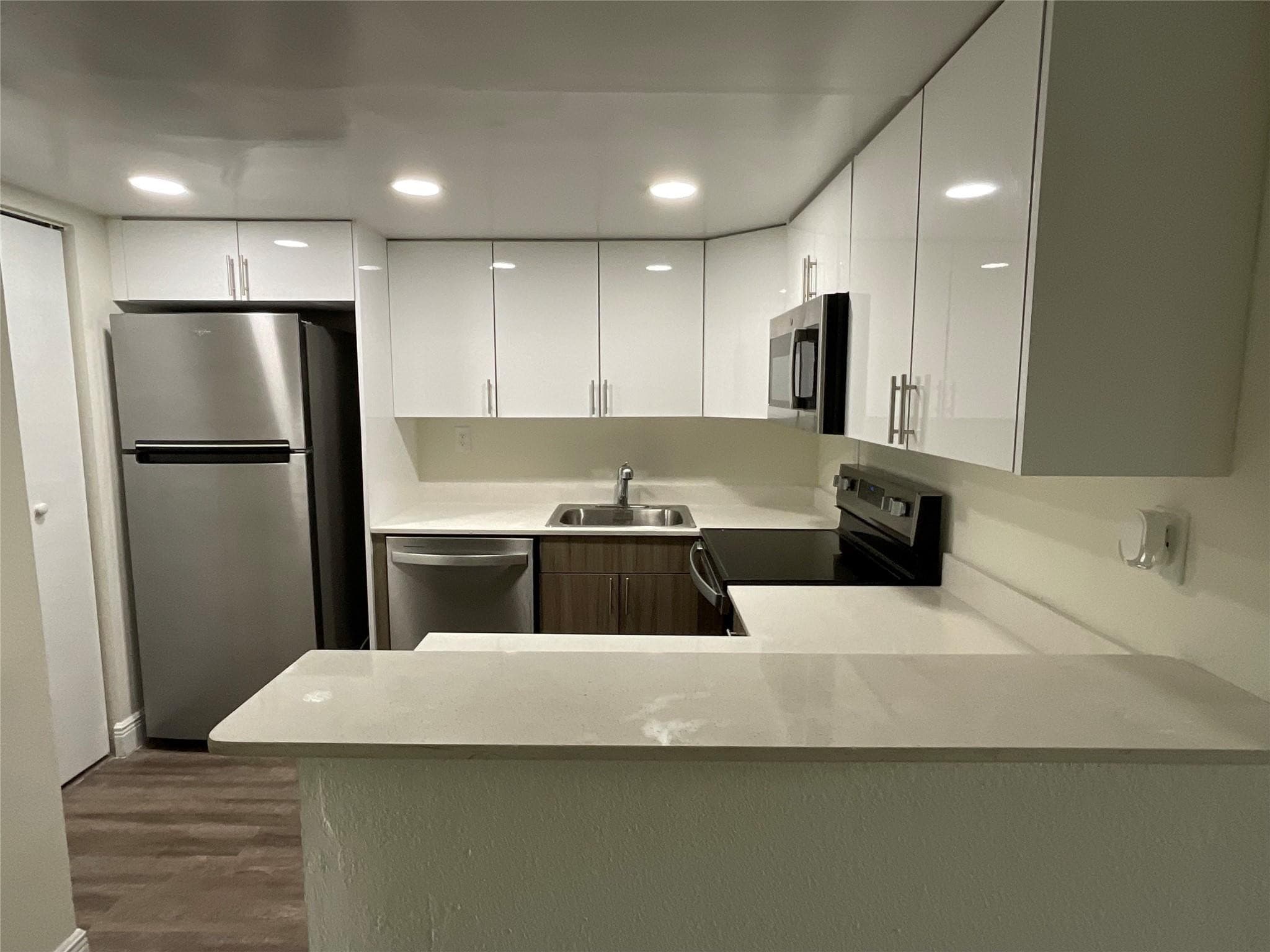 19455 NE 10 Avenue 5-523, North Miami Beach, FL 33179 — photo 1 of 17