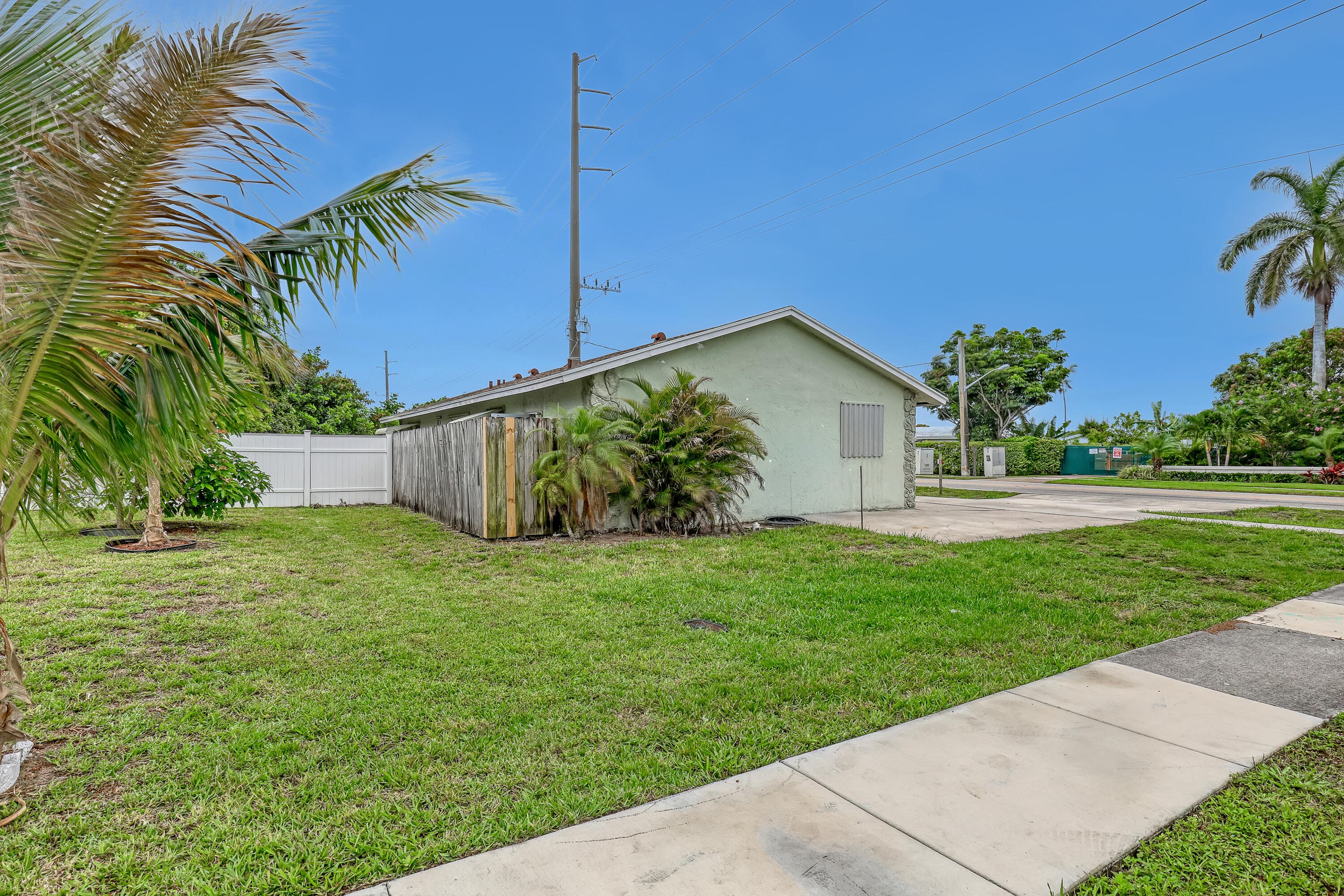 302 SW 8th Street, Boynton Beach, FL 33426 — photo 3 of 29