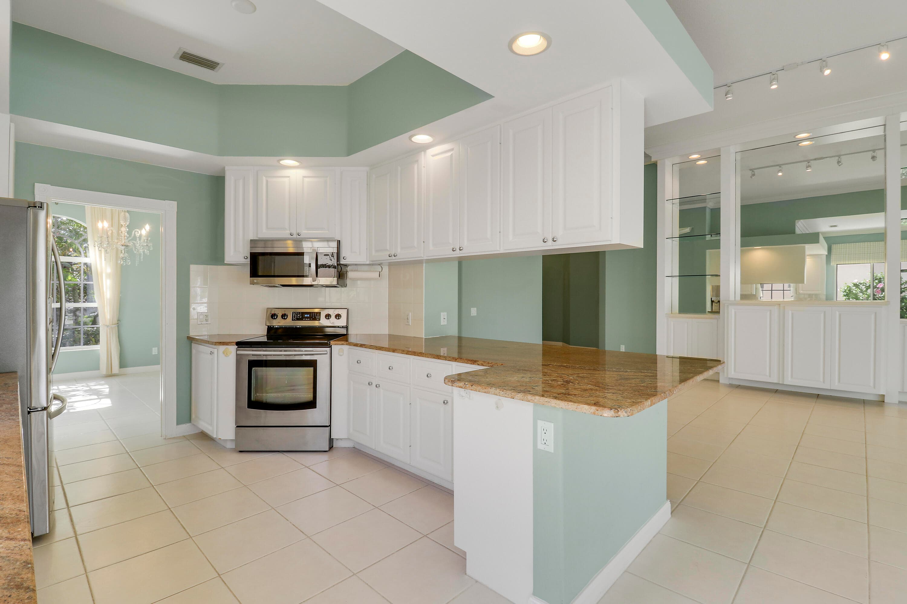 805 Niemen Drive, Palm Beach Gardens, FL 33410 — photo 7 of 37