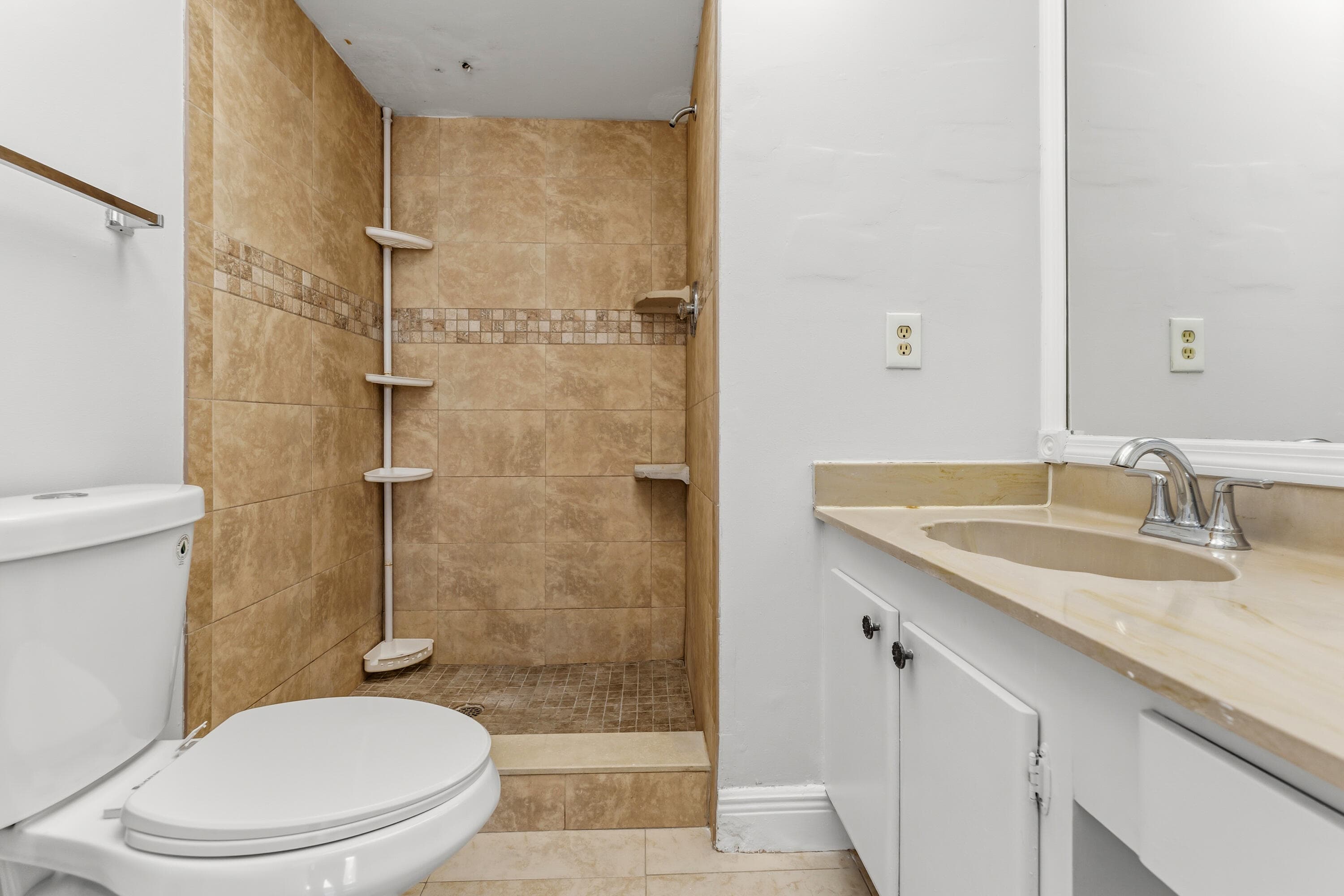 1638 Embassy Drive 208, West Palm Beach, FL 33401 — photo 5 of 42