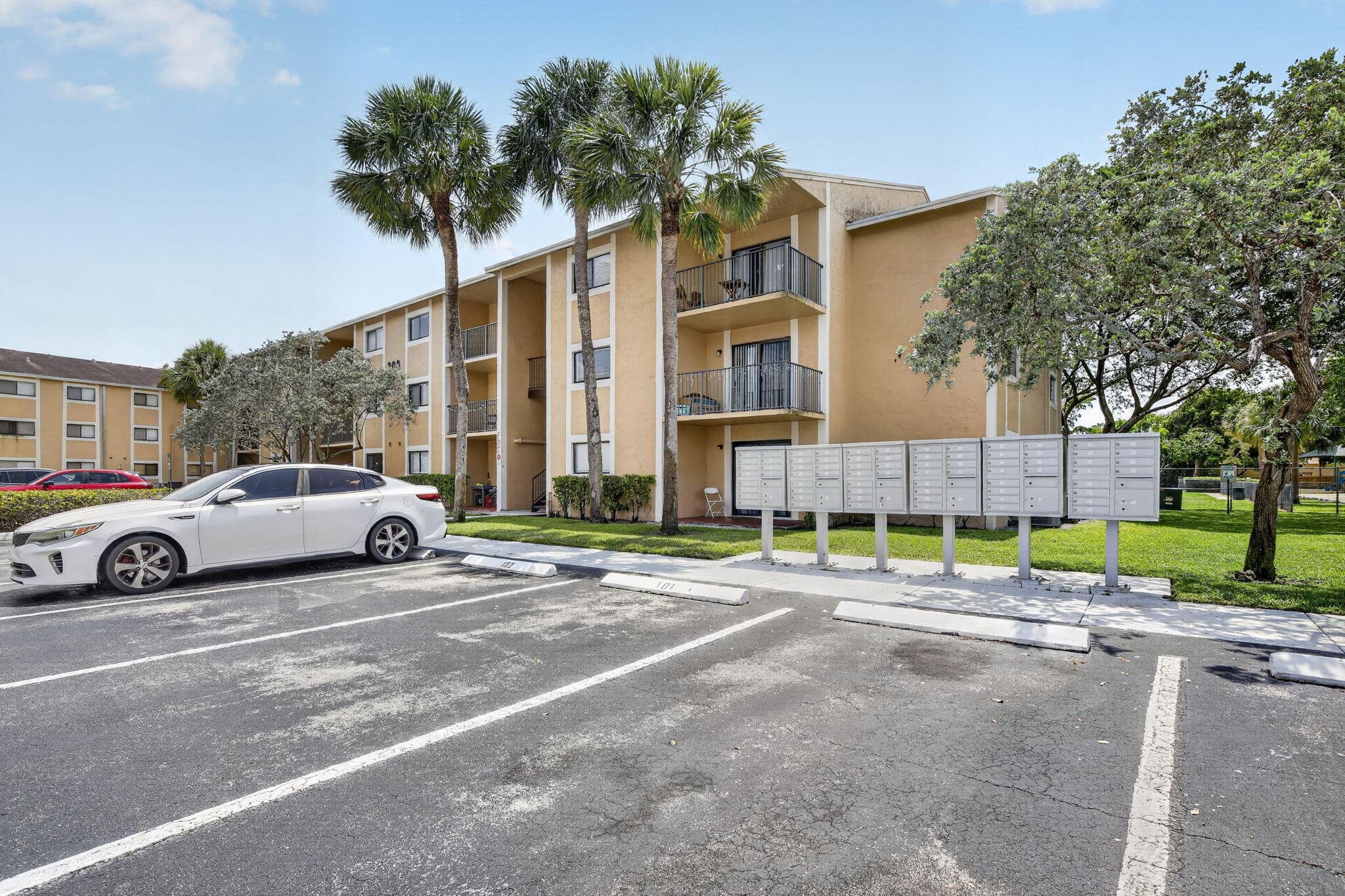 300 W Palm Cir Circle W 305, Pembroke Pines, FL 33025 — photo 40 of 42