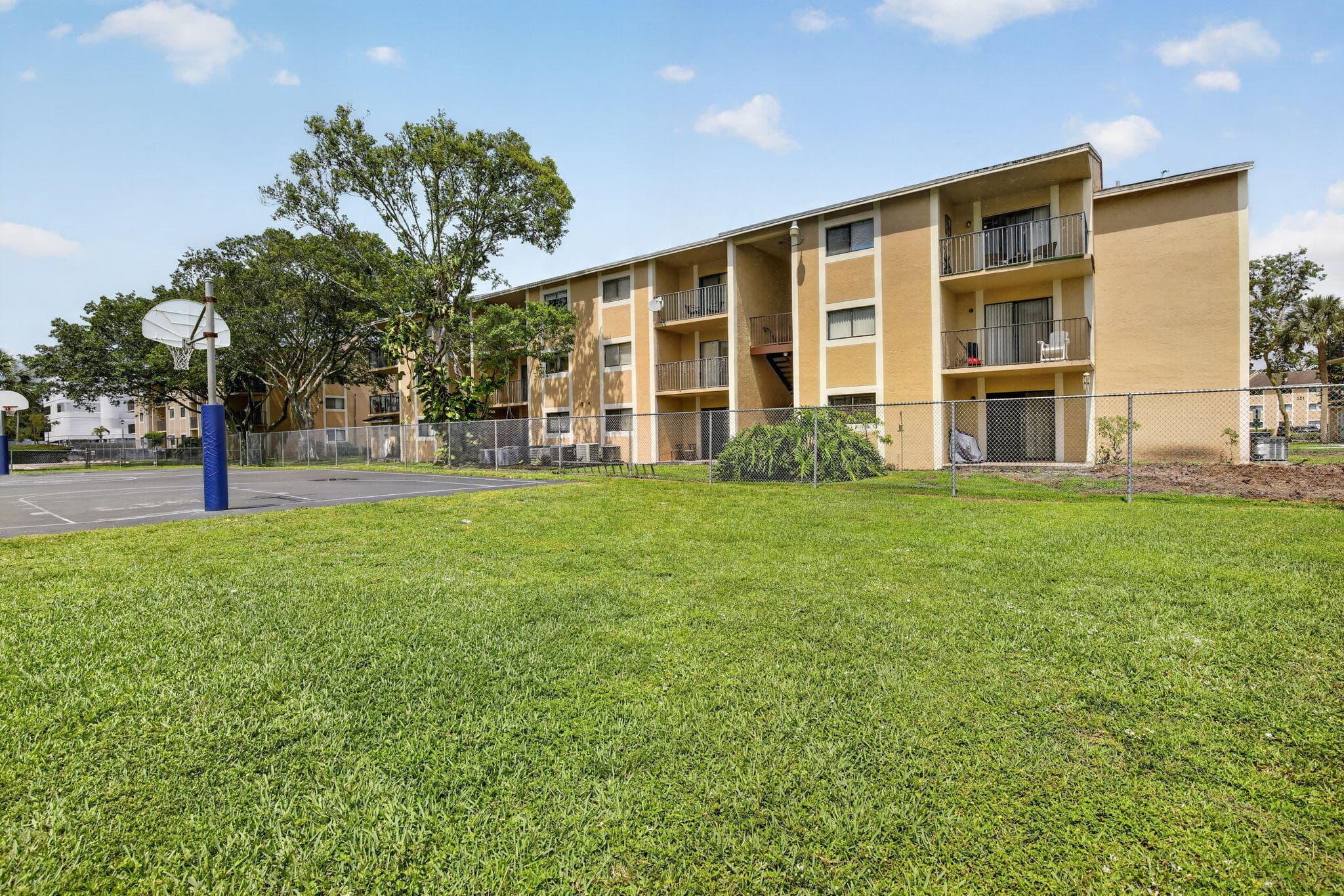 300 W Palm Cir Circle W 305, Pembroke Pines, FL 33025 — photo 23 of 42