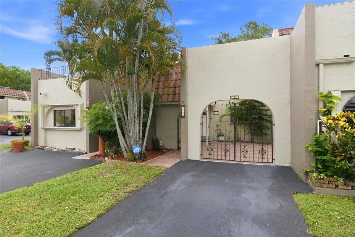 275 Jacaranda Drive, Plantation, FL 33324 — photo 2 of 37