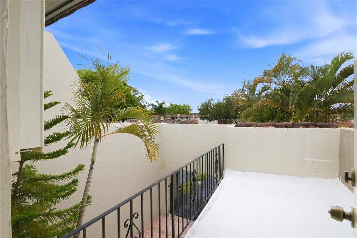 275 Jacaranda Drive, Plantation, FL 33324 — photo 33 of 37